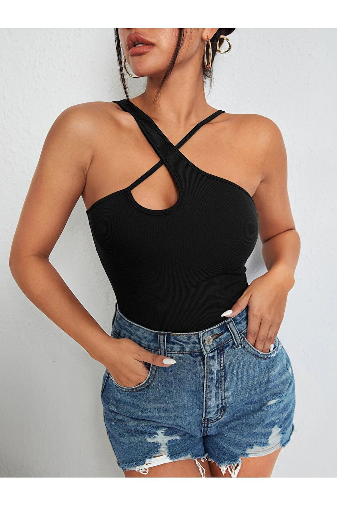 Siyah Renk Asimetrik Yaka Düz Desensiz İnce Çarpaz Askılı Likralı Fitilli Kaşkorse Crop Top Bluz