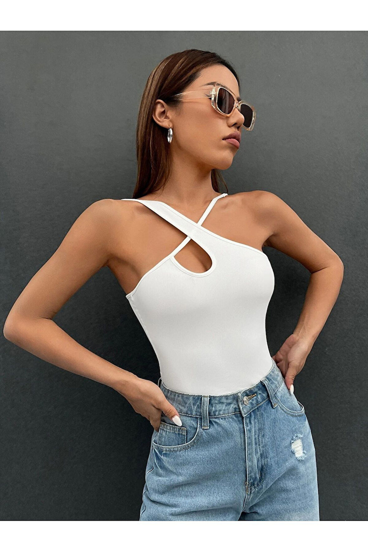 Beyaz Renk Asimetrik Yaka Düz Desensiz İnce Çarpaz Askılı Likralı Fitilli Kaşkorse Crop Top Bluz