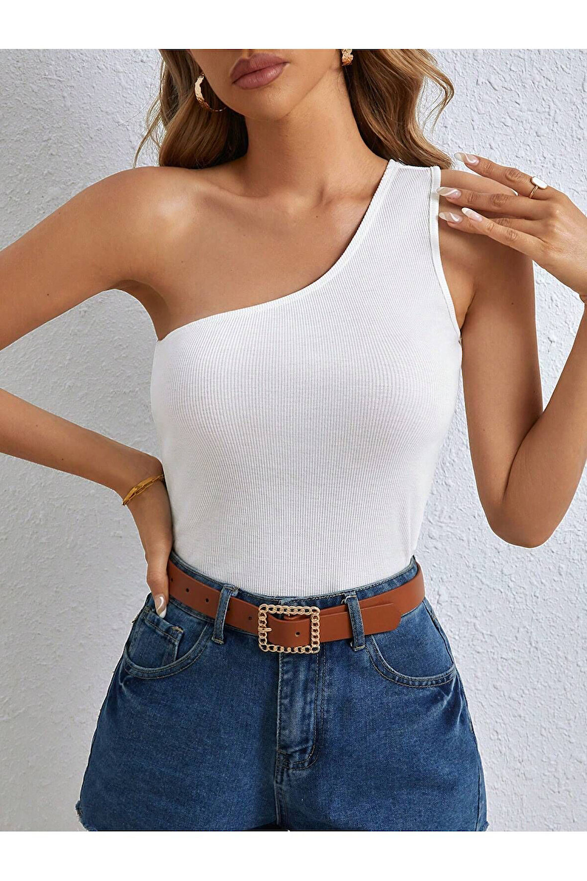 Asimetrik Yaka Tek Omuz Askılı Beyaz Renk Desensiz Kolsuz Fitilli Likralı Fit Bluz