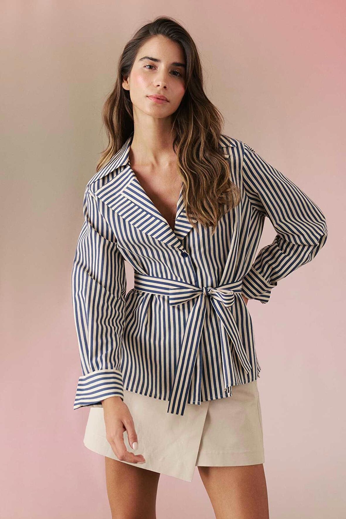 Beli Kuşaklı Geniş Yaka Poplin Gömlek Standart Renk