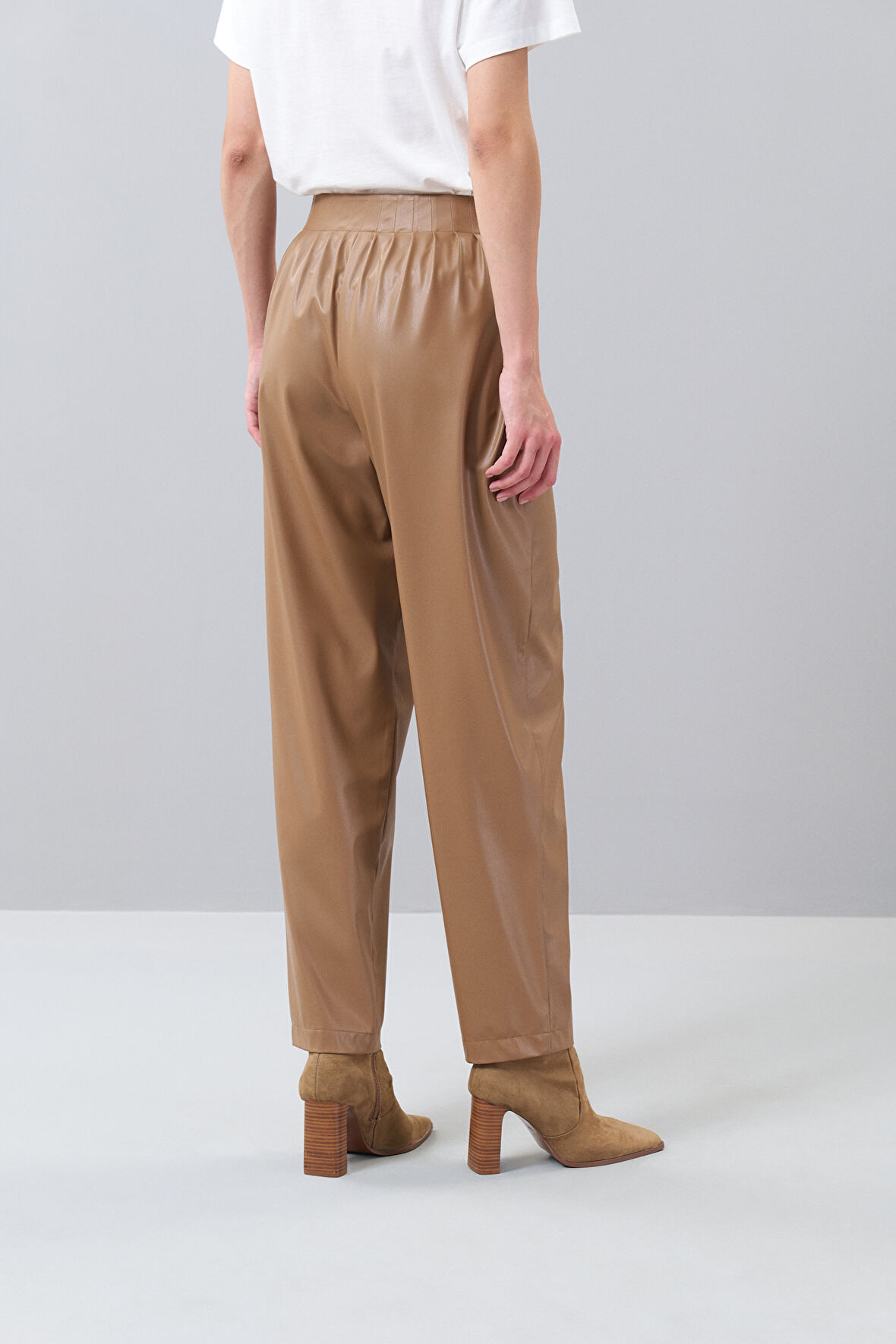 Pili Detaylı Havuç Deri Pantolon Camel