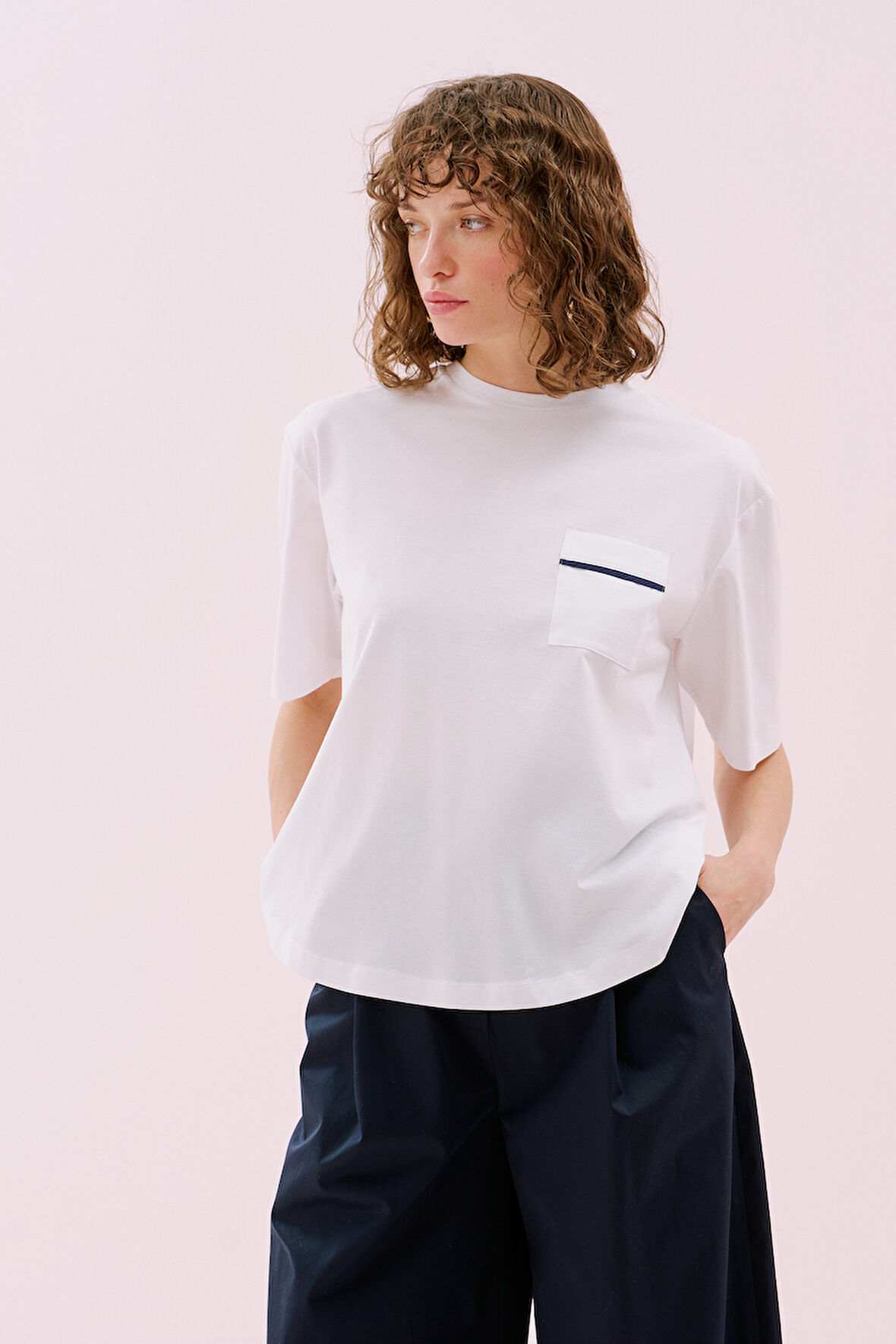 Biye Detaylı Arkası Yırtmaçlı T-shirt Beyaz
