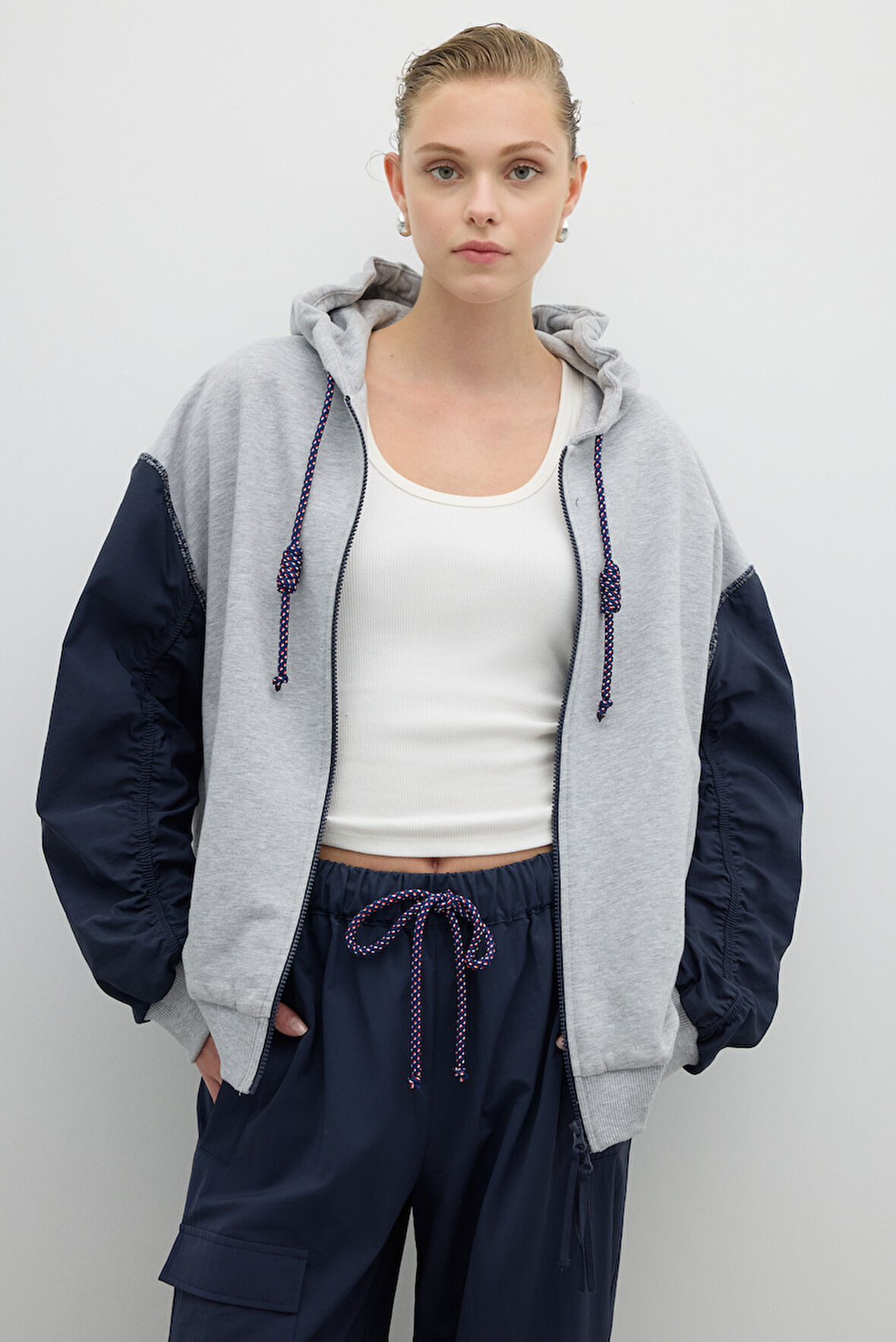 Önü Fermuar Detaylı Kapüşonlu Sweatshirt Gri
