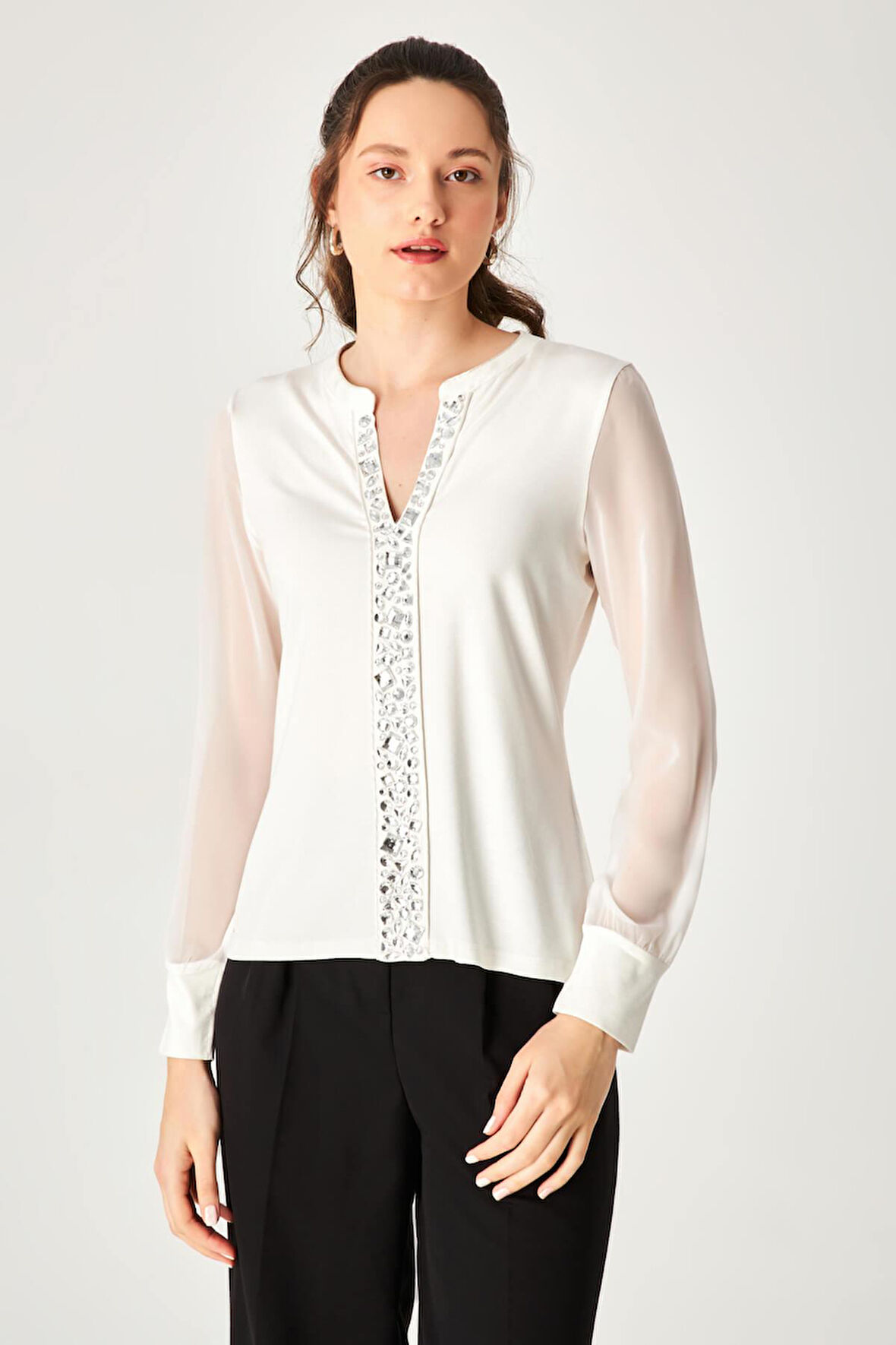Taş Detaylı Uzun Şifon Kollu Yuvarlak Açık Yaka Bluz