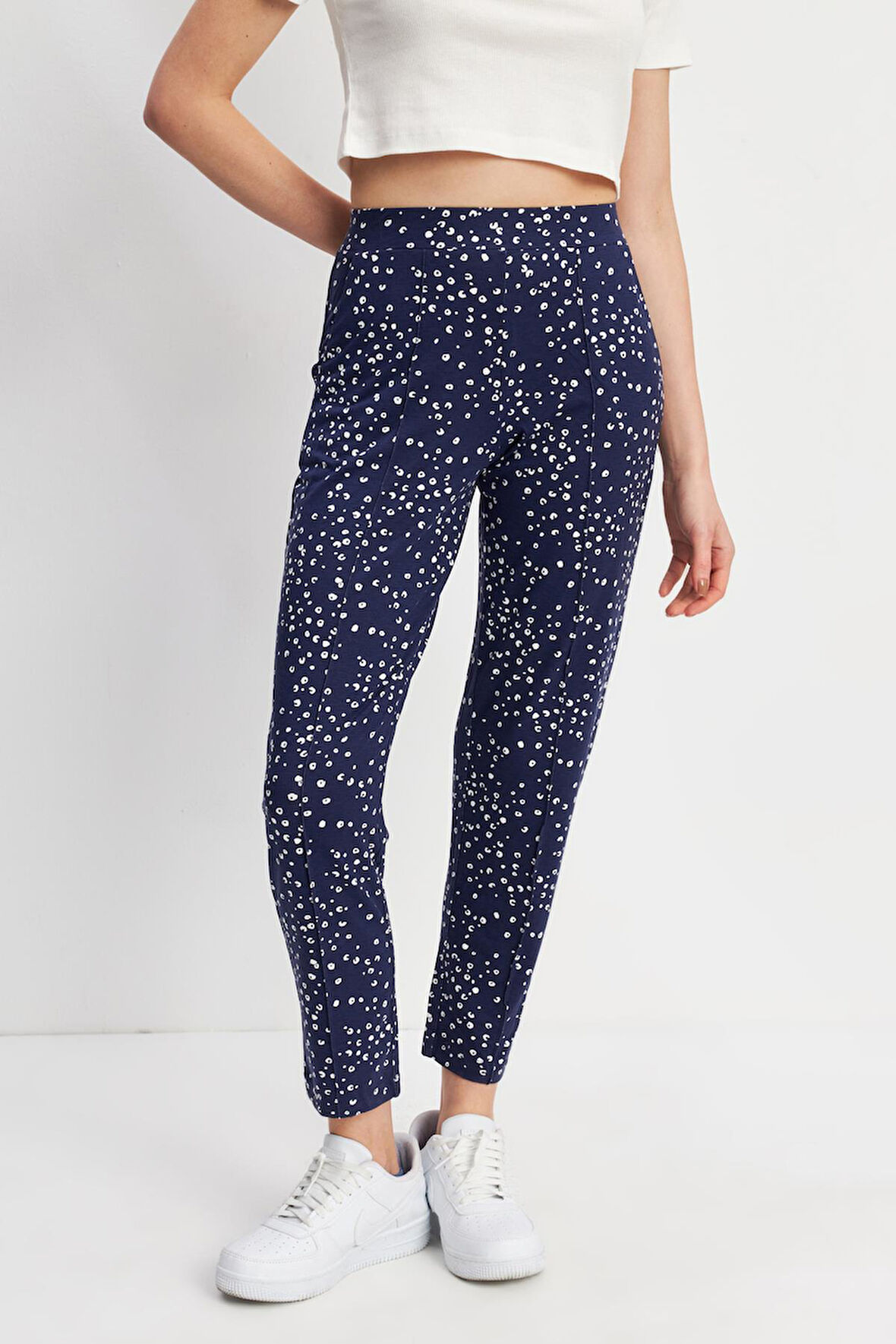 Beyaz Nokta Desenli Yan Cepli Lacivert Kadın Bel Lastikli Pantolon