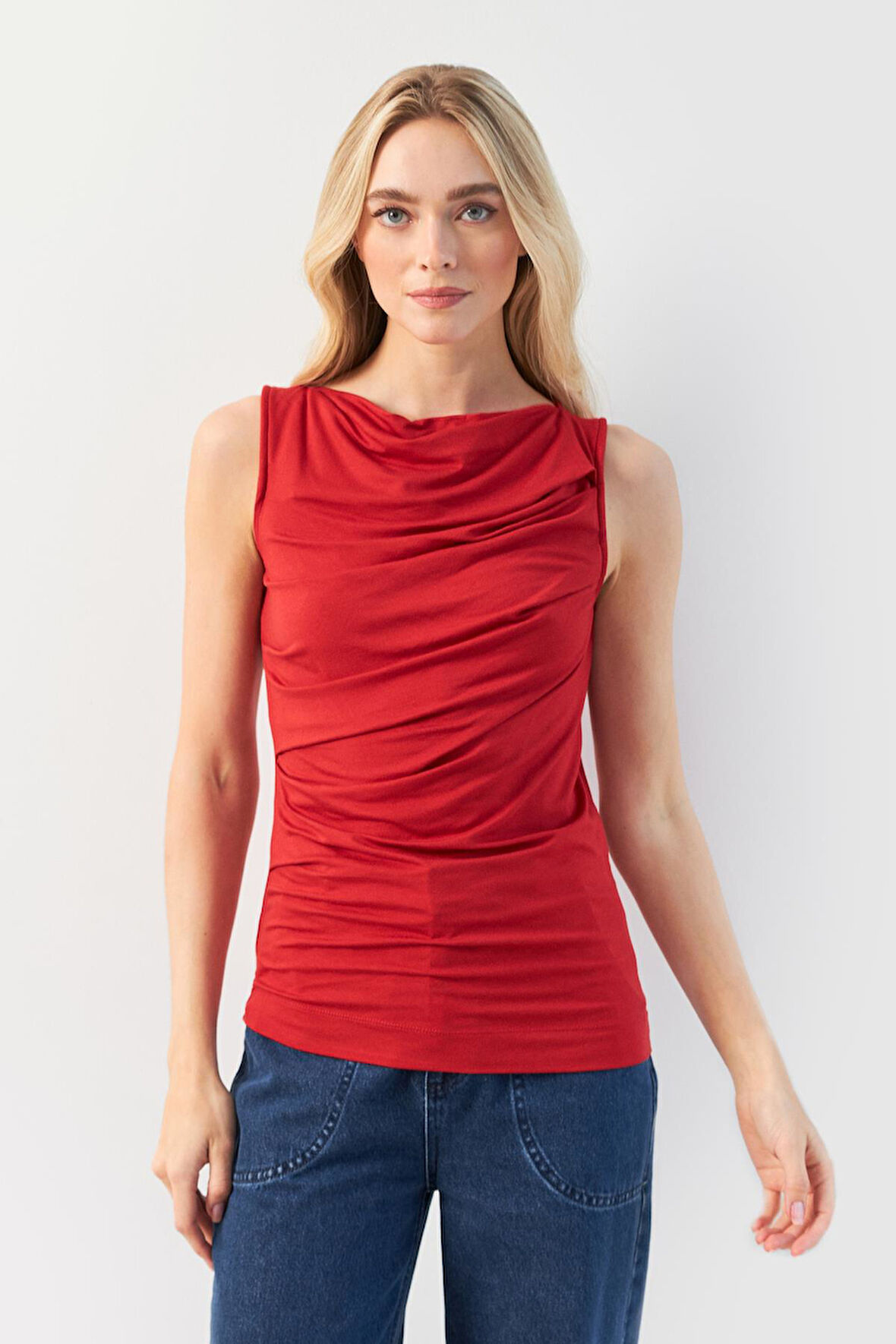 Kolsuz Yan Pileli Kırmızı Bluz