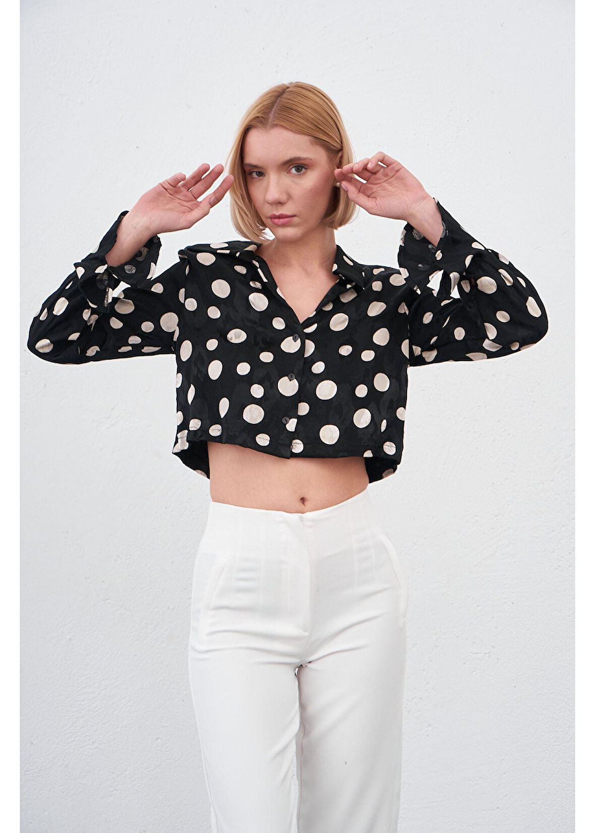 Kolları Volanlı Puantiyeli Saten Gömlek 