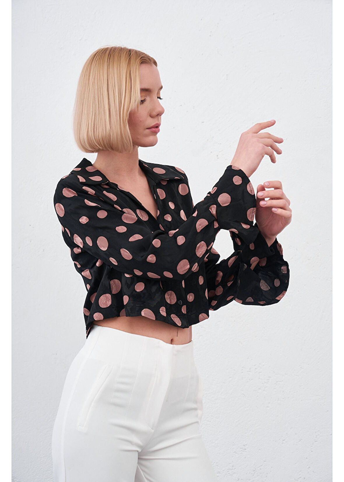 Kolları Volanlı Puantiyeli Saten Gömlek 