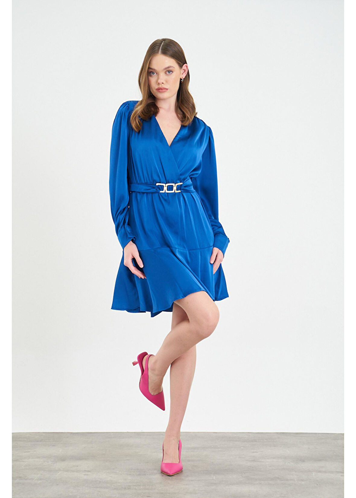 Kruvaze Yaka Metal Tokalı Saten Elbise