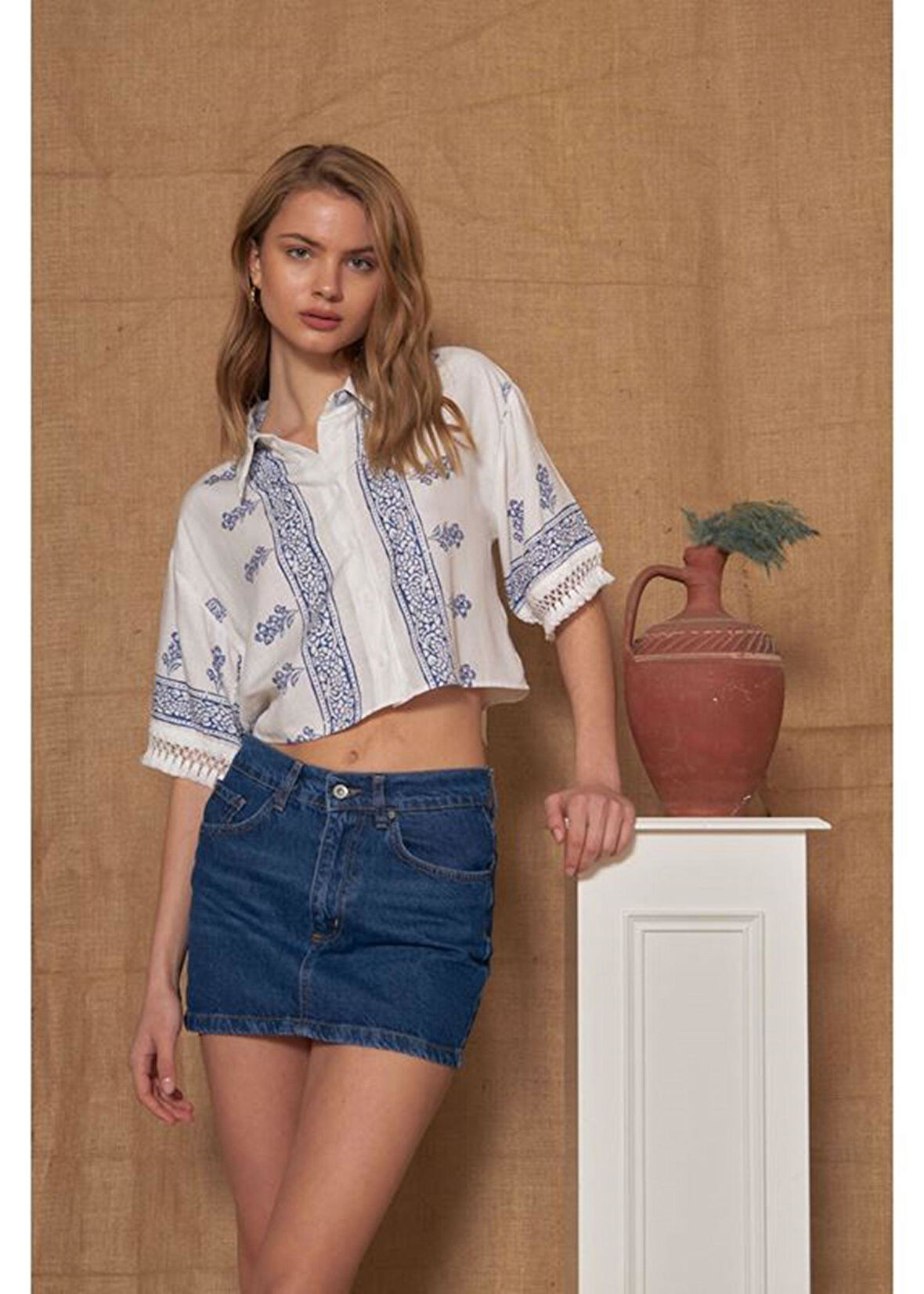 Antik Desenli Kolları Püsküllü Gömlek 