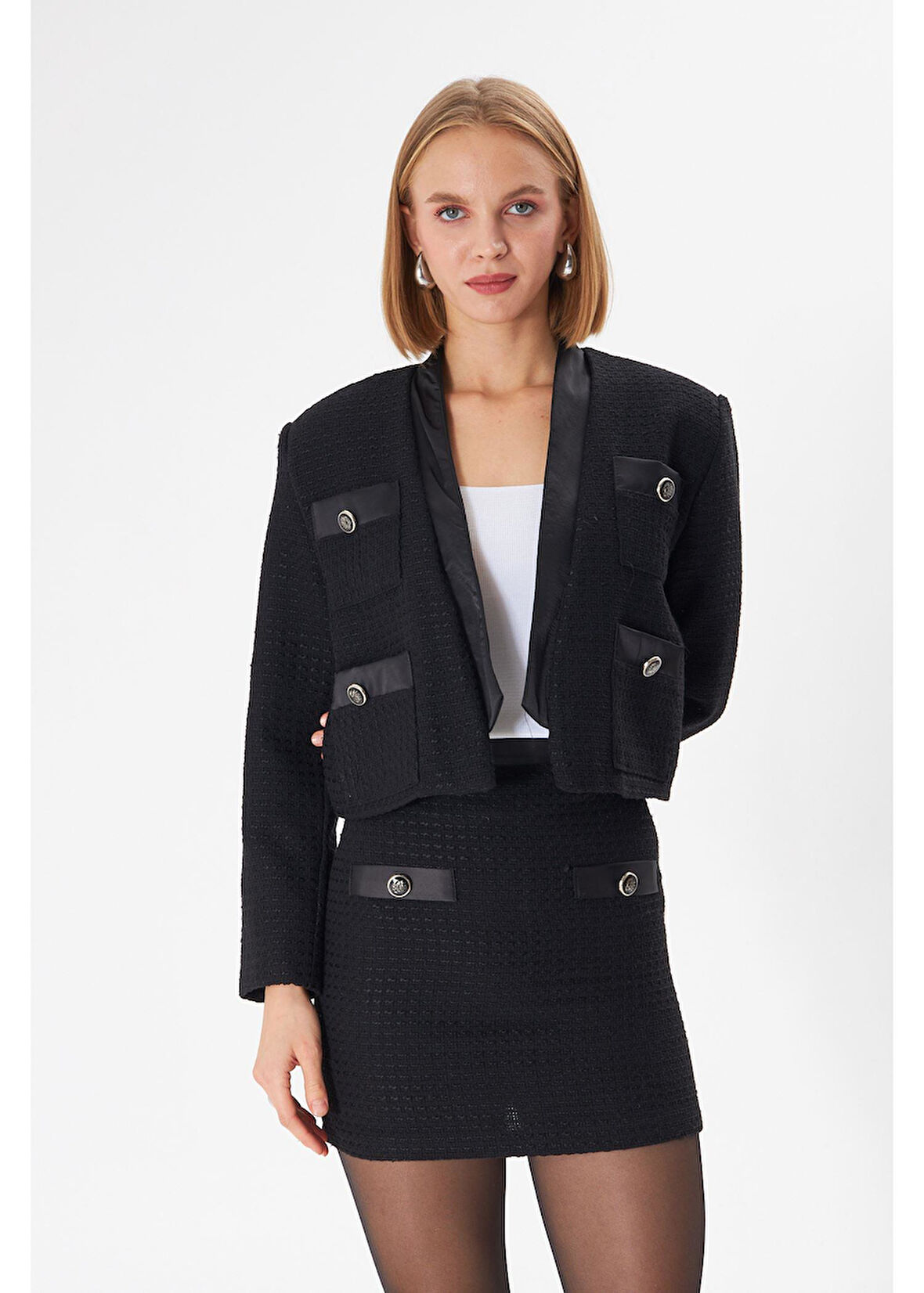 Saten Garnili Düğmeli Kısa Ceket 