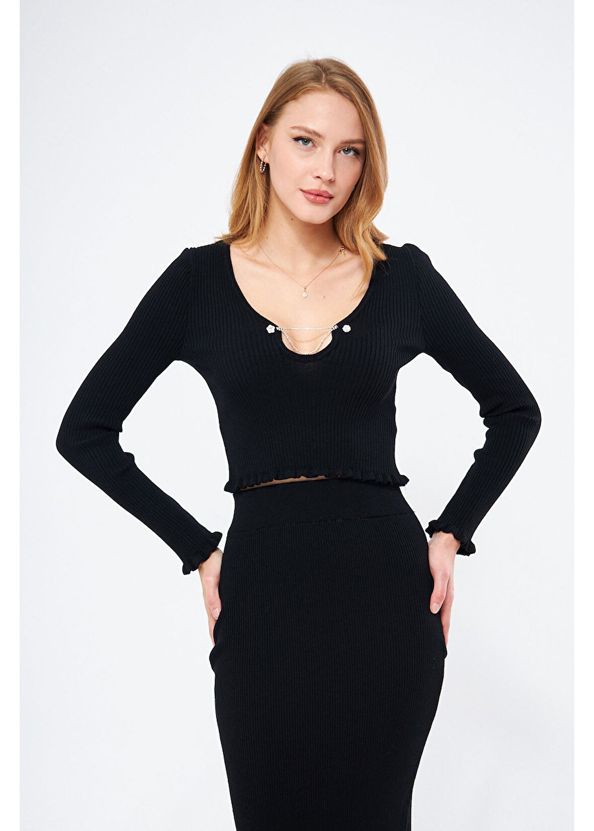 Uzun Kollu Aksesuarlı Örgü Kazak 