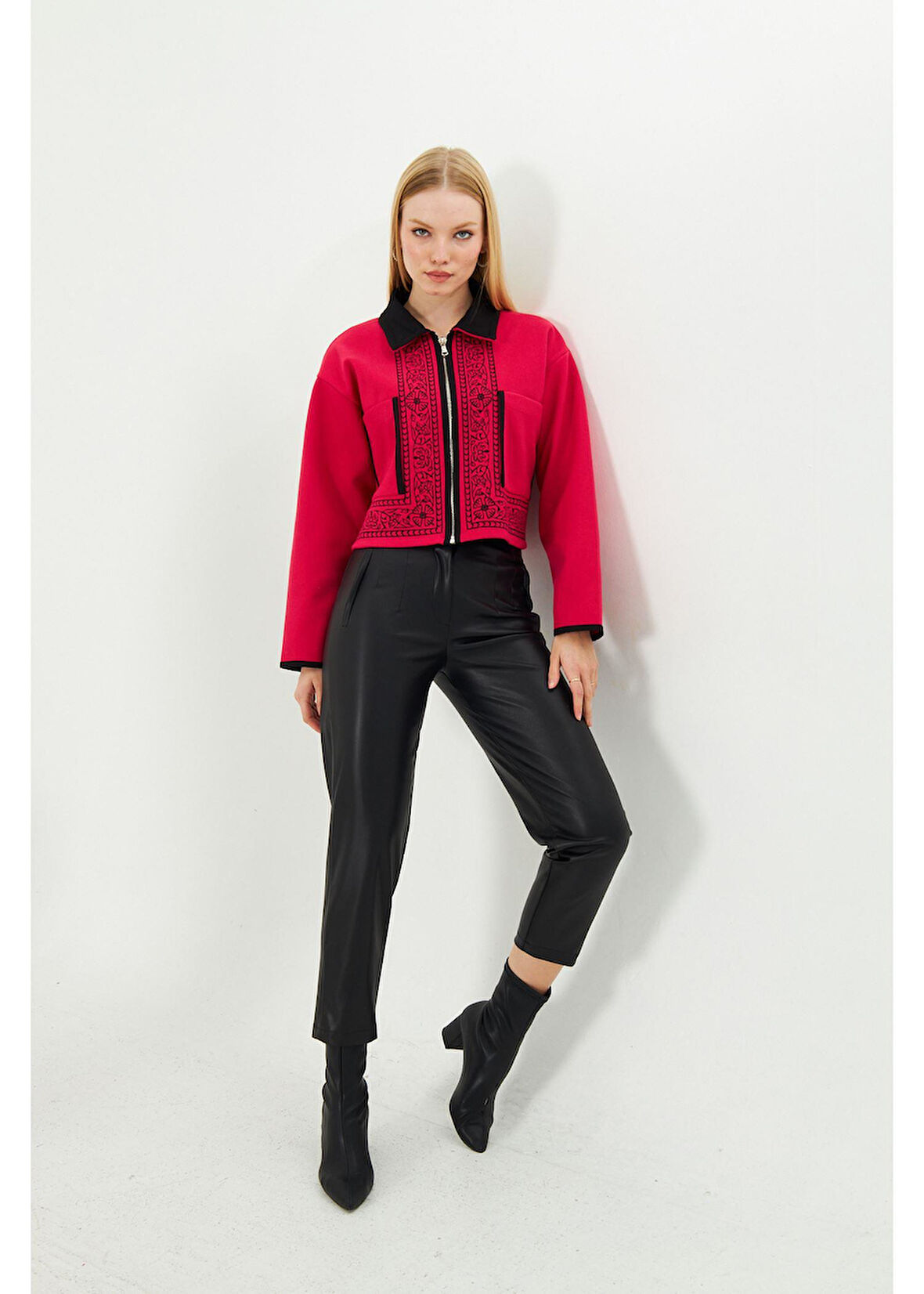 Önü Nakışlı Kısa Kaşe Gömlek 