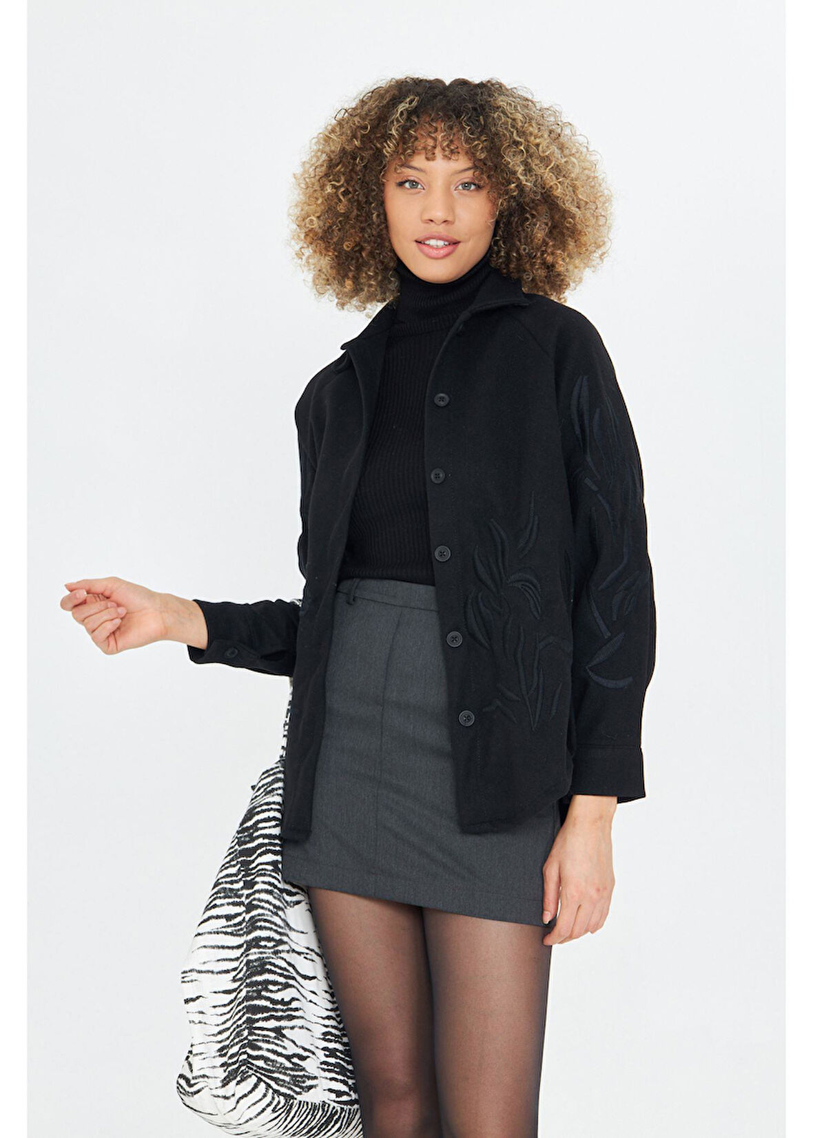 Nakışlı Yırtmaçlı Kaşe Gömlek 