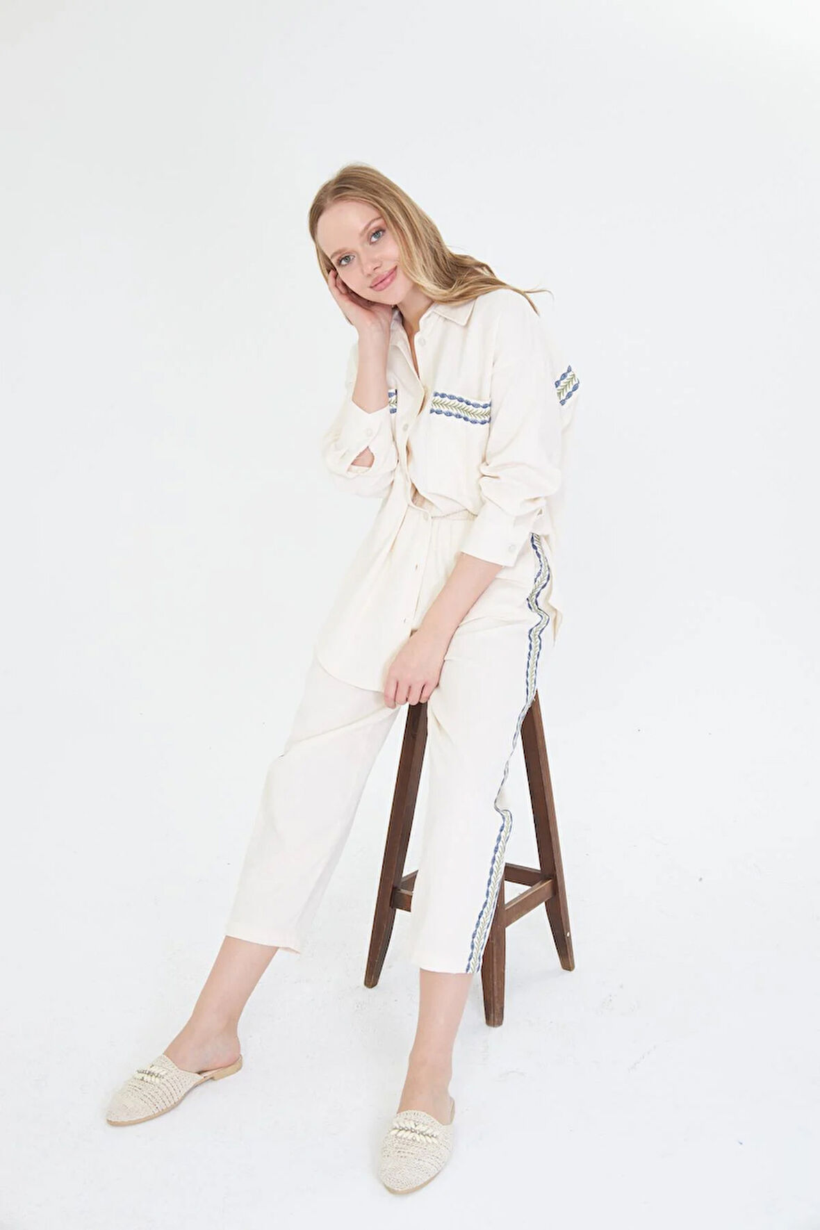 Cebi ve Arkası Nakışlı Gabardin Gömlek 