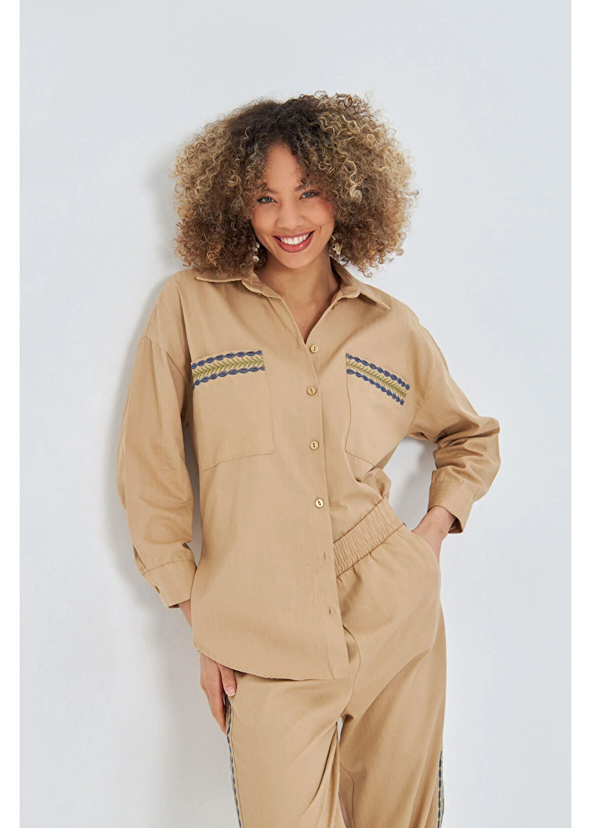 Cebi ve Arkası Nakışlı Gabardin Gömlek 