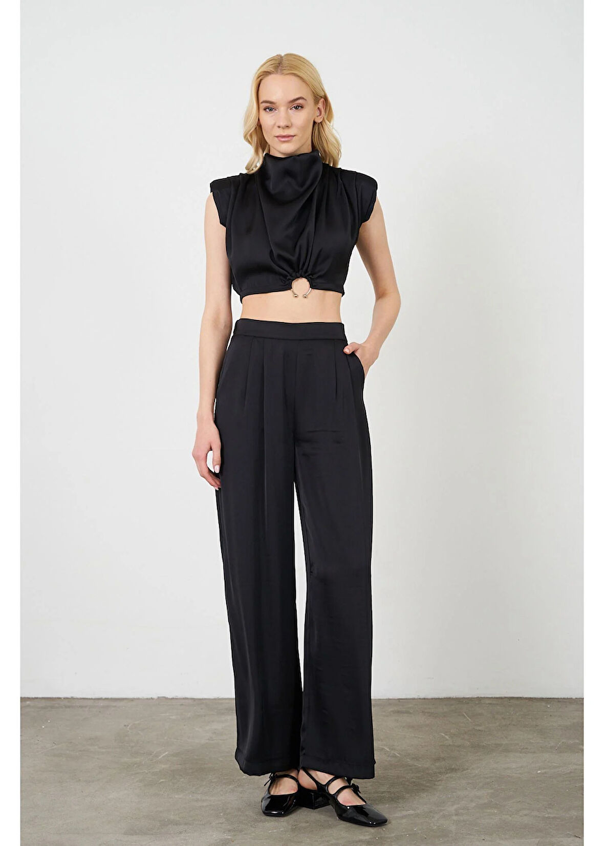 Halka Detaylı Pileli Saten Bluz