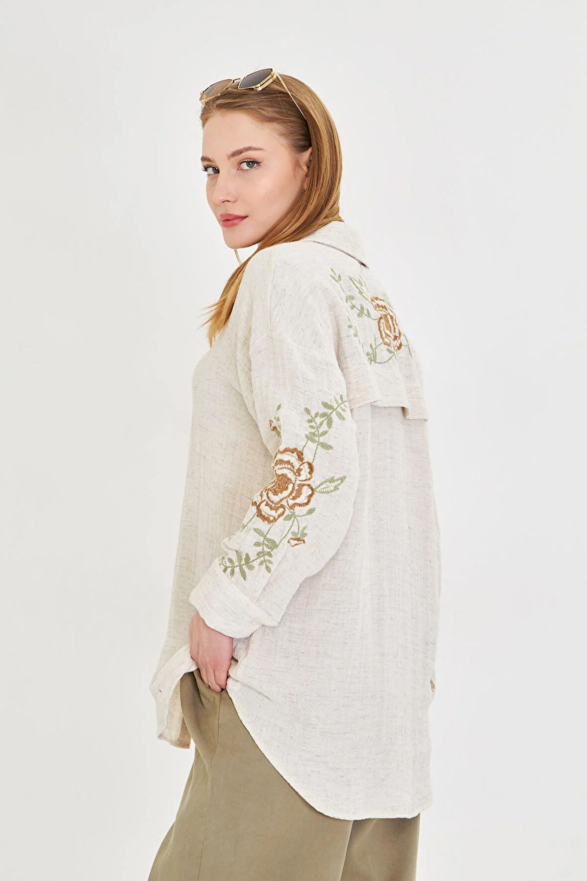 Çiçek Nakışlı Keten Görünümlü Gömlek 