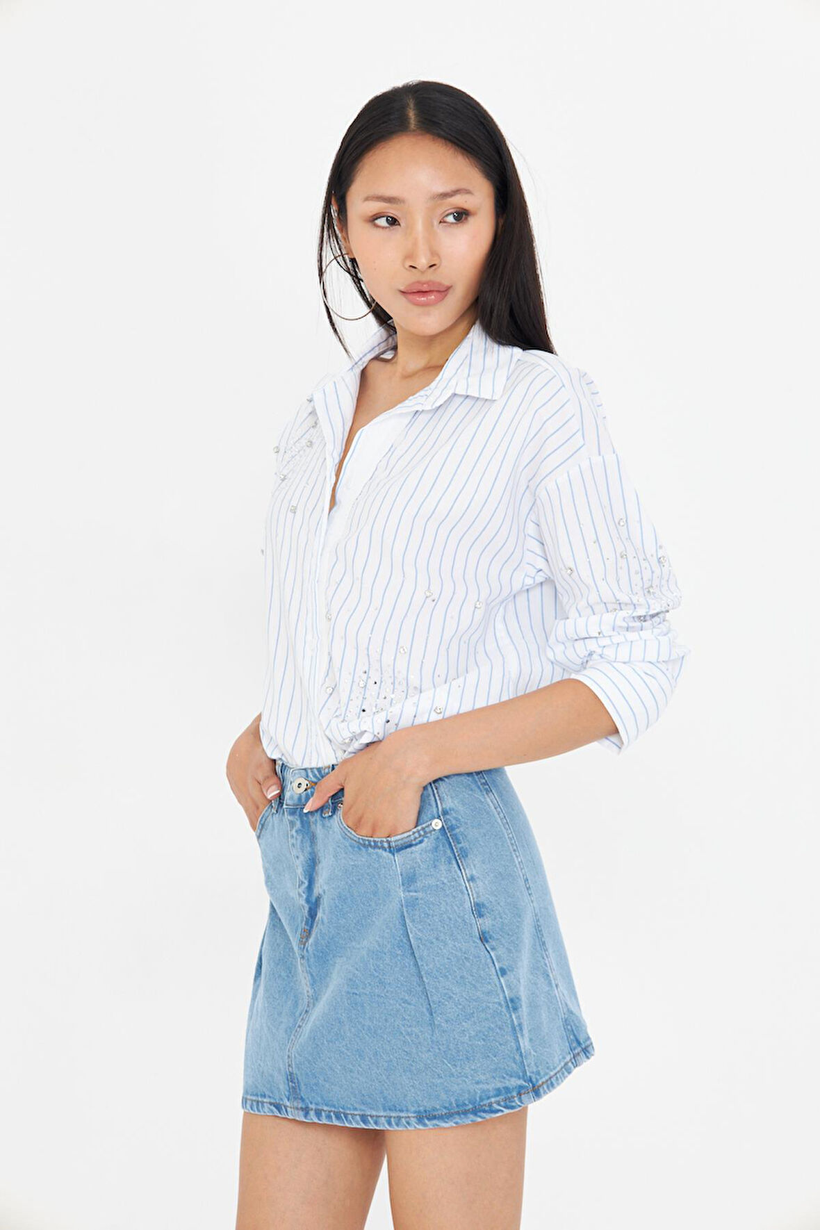 Kolu ve Önü Taşlı Çizgili Poplin Gömlek