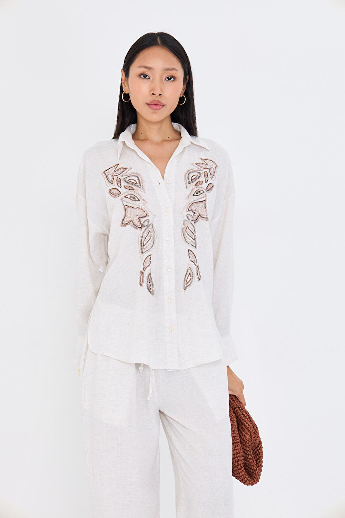 Pullu Nakışlı Keten Görünümlü Gömlek