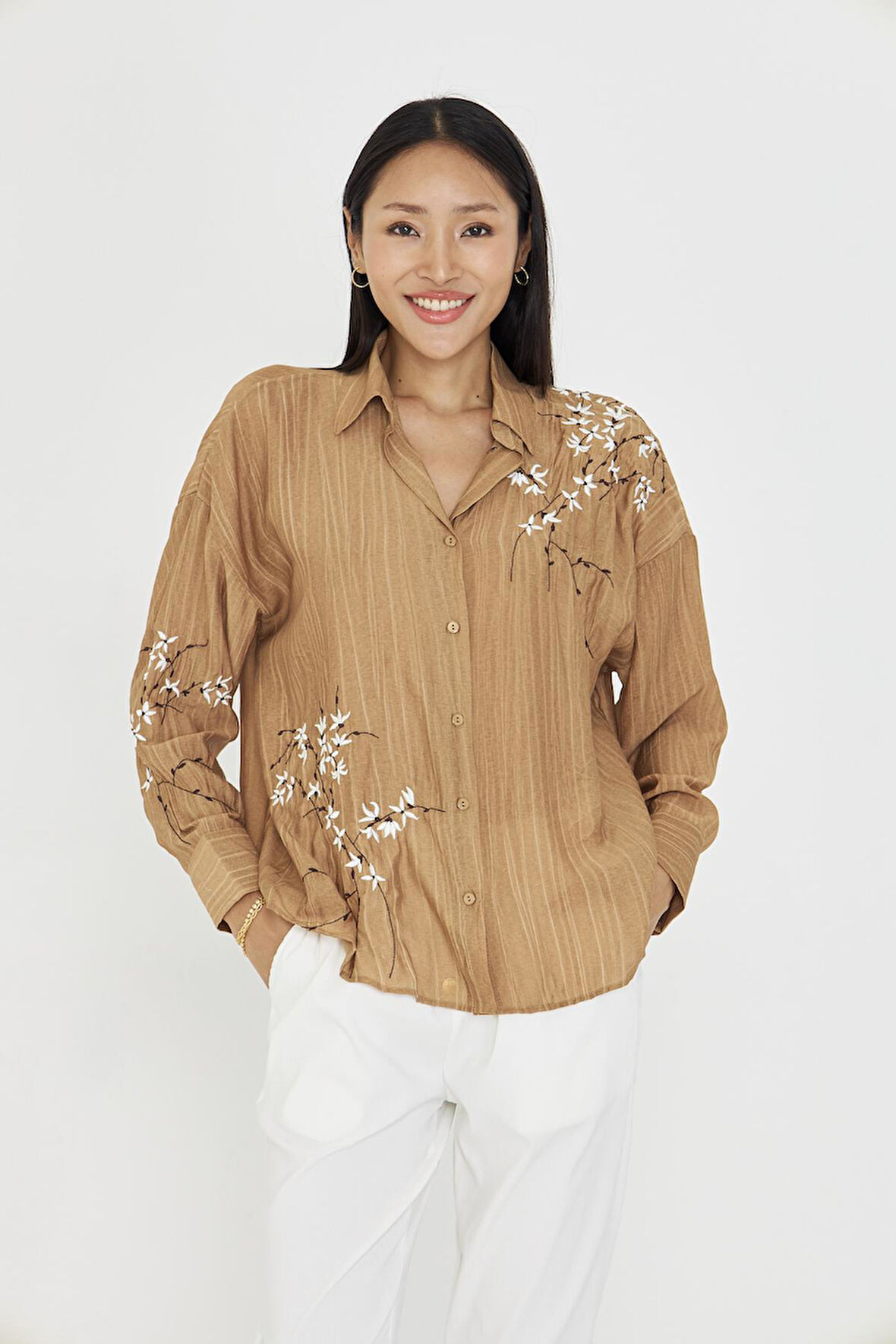 V Yaka Nakışlı Çizgili Gömlek