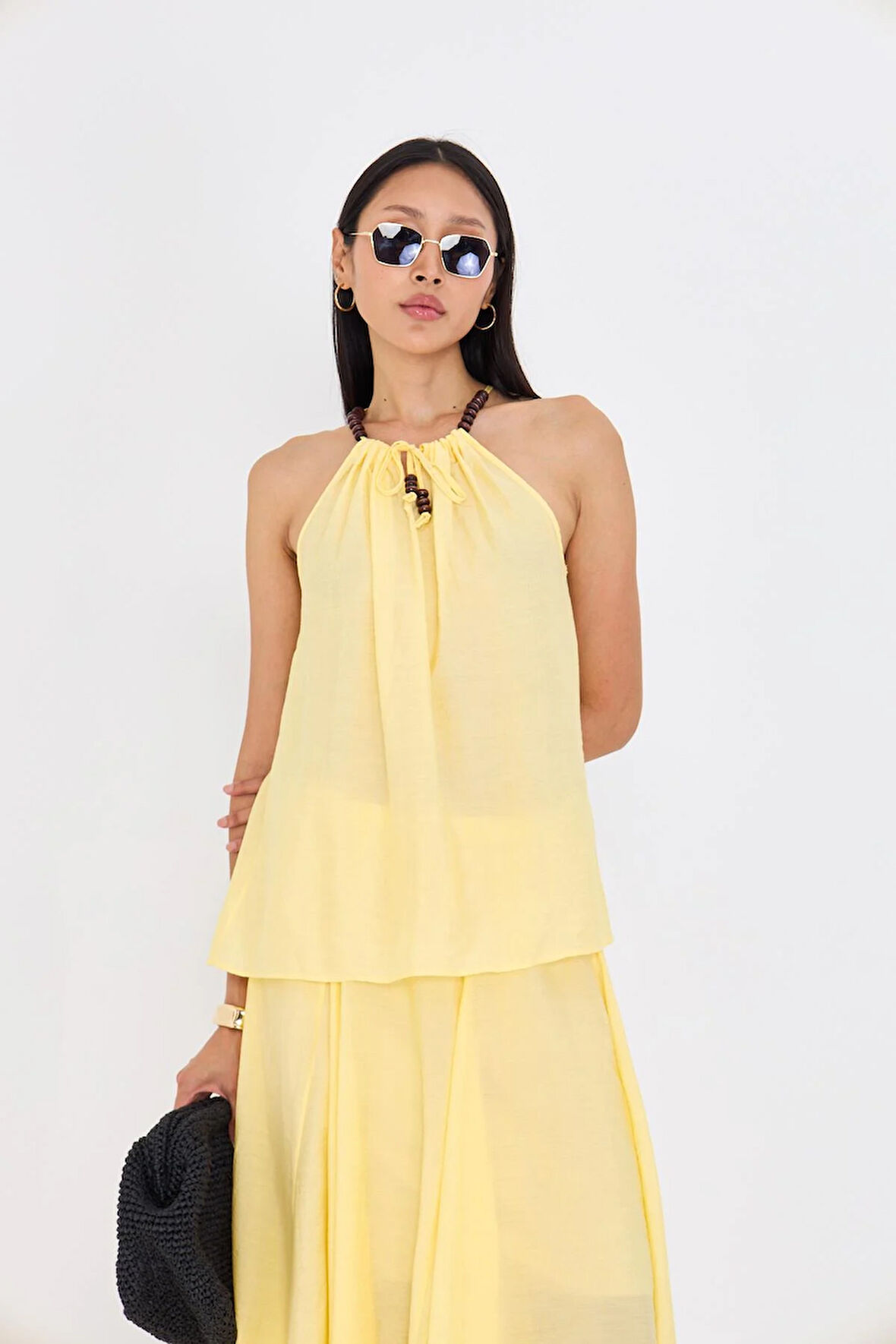 Sıfır Kollu Boncuk Detaylı Halter Yaka Bluz