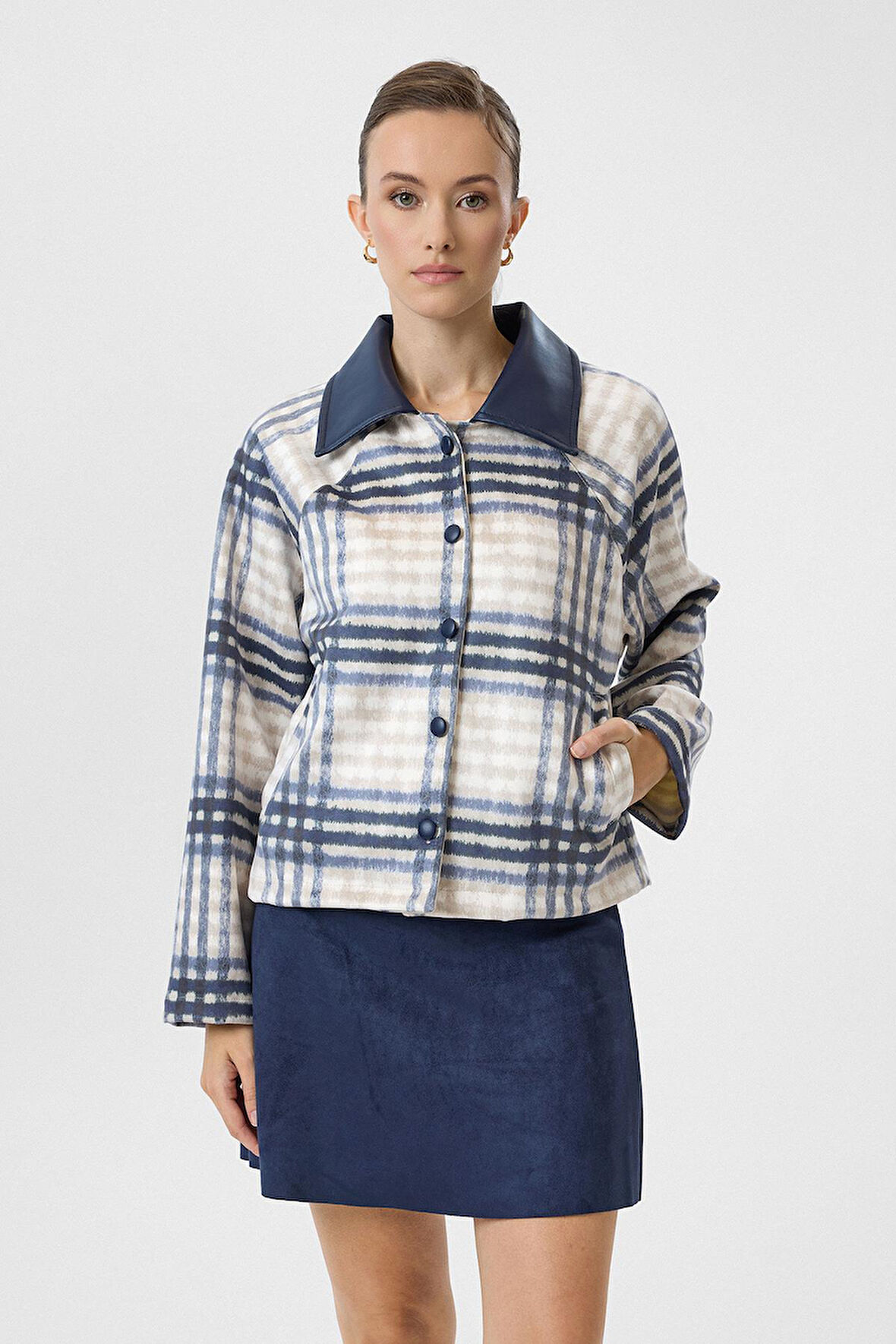 Deri Yakalı Süet Gömlek