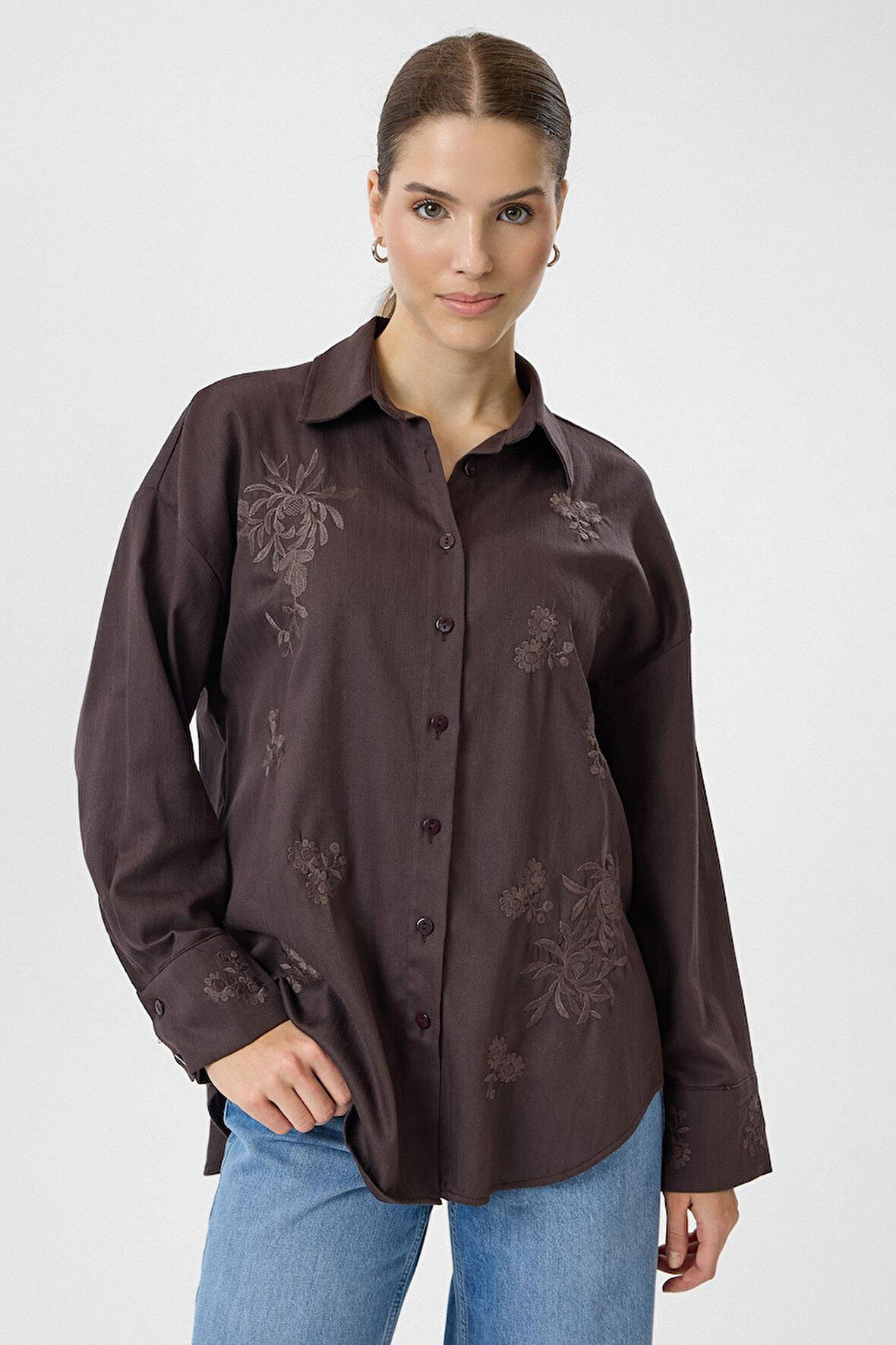 Nakışlı Yırtmaçlı Gabardin Gömlek