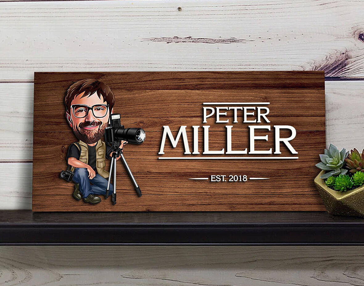 BK Gift Kişiye Özel Erkek Fotoğrafçı Karikatürlü Kabartma Figürlü Ahşap Tablo, Duvar Dekoru, Arkadaşa Hediye, Özel Tasarım Ev Hediyesi-1