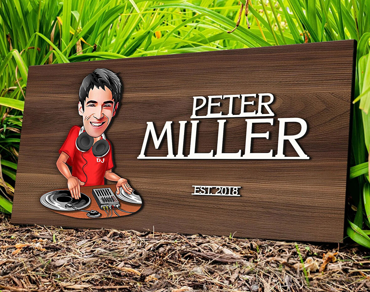 BK Gift Kişiye Özel Erkek Dj Karikatürlü Kabartma Tasarım Antik Ceviz Ahşap Tabela-1, Dekoratif Tabela, Rustik Ev Dekorasyonu, Duvar Dekoru