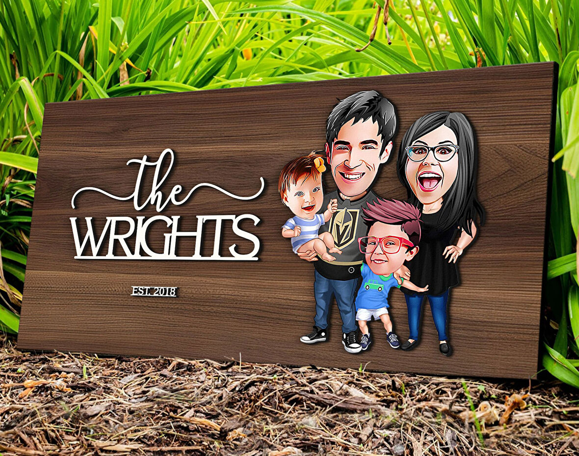 BK Gift Kişiye Özel 4lü Aile Karikatürlü Kabartma Tasarım Antik Ceviz Ahşap Tabela-1, Dekoratif Tabela, Rustik Ev Dekorasyonu