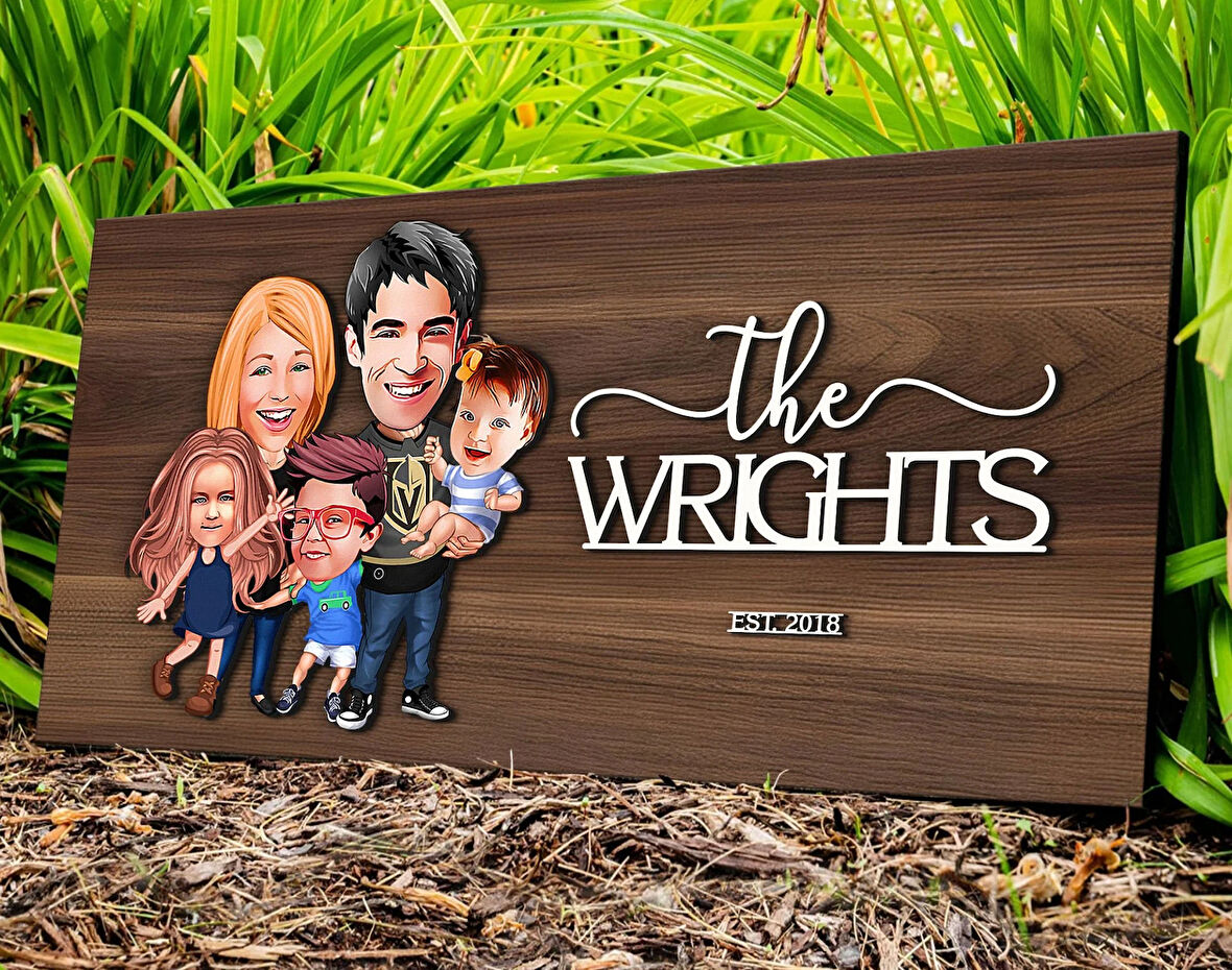 BK Gift Kişiye Özel 5li Aile Karikatürlü Kabartma Tasarım Antik Ceviz Ahşap Tabela-1, Dekoratif Tabela, Rustik Ev Dekorasyonu