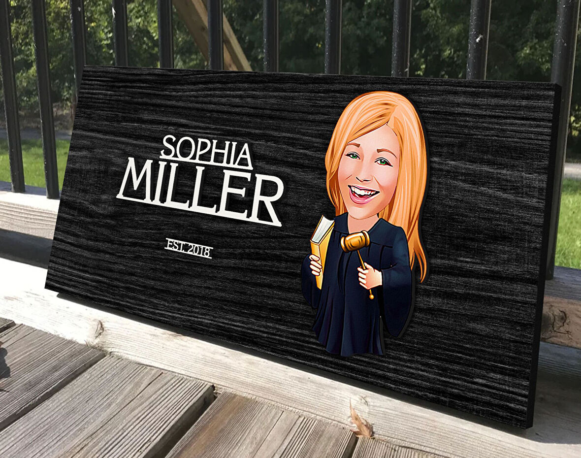 BK Gift Kişiye Özel Kadın Hakim Karikatürlü Kabartma Tasarım Antik Siyah (Ebony) Ahşap Tabela-1, Dekoratif Tabela, Rustik Ev Dekorasyonu, Duvar Dekoru