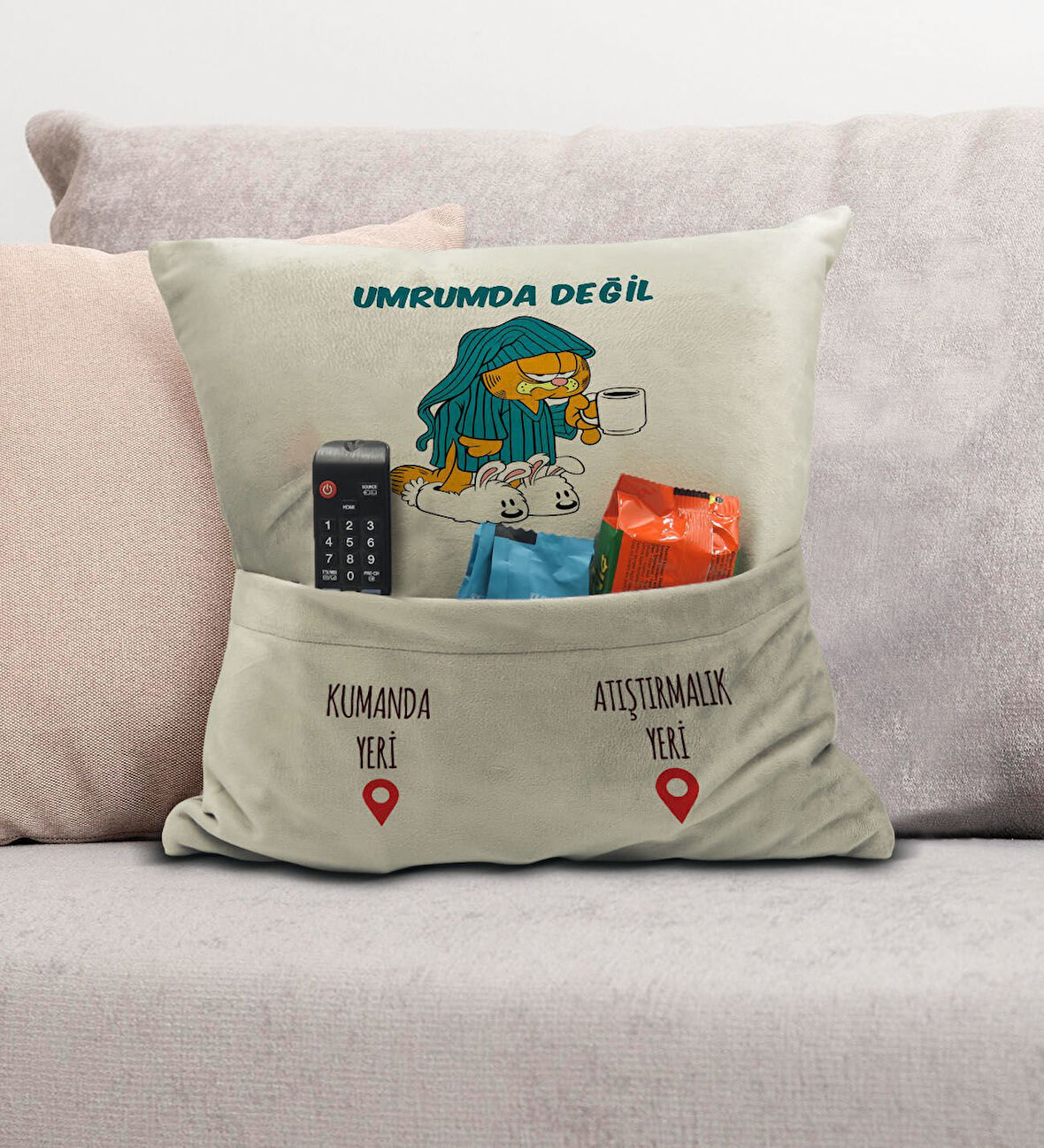 BK Gift Eğlenceli Tasarımlı Organizer Kumanda ve Atıştırmalık Cepli Krem Kırlent Yastık- 6, Ev Dekor