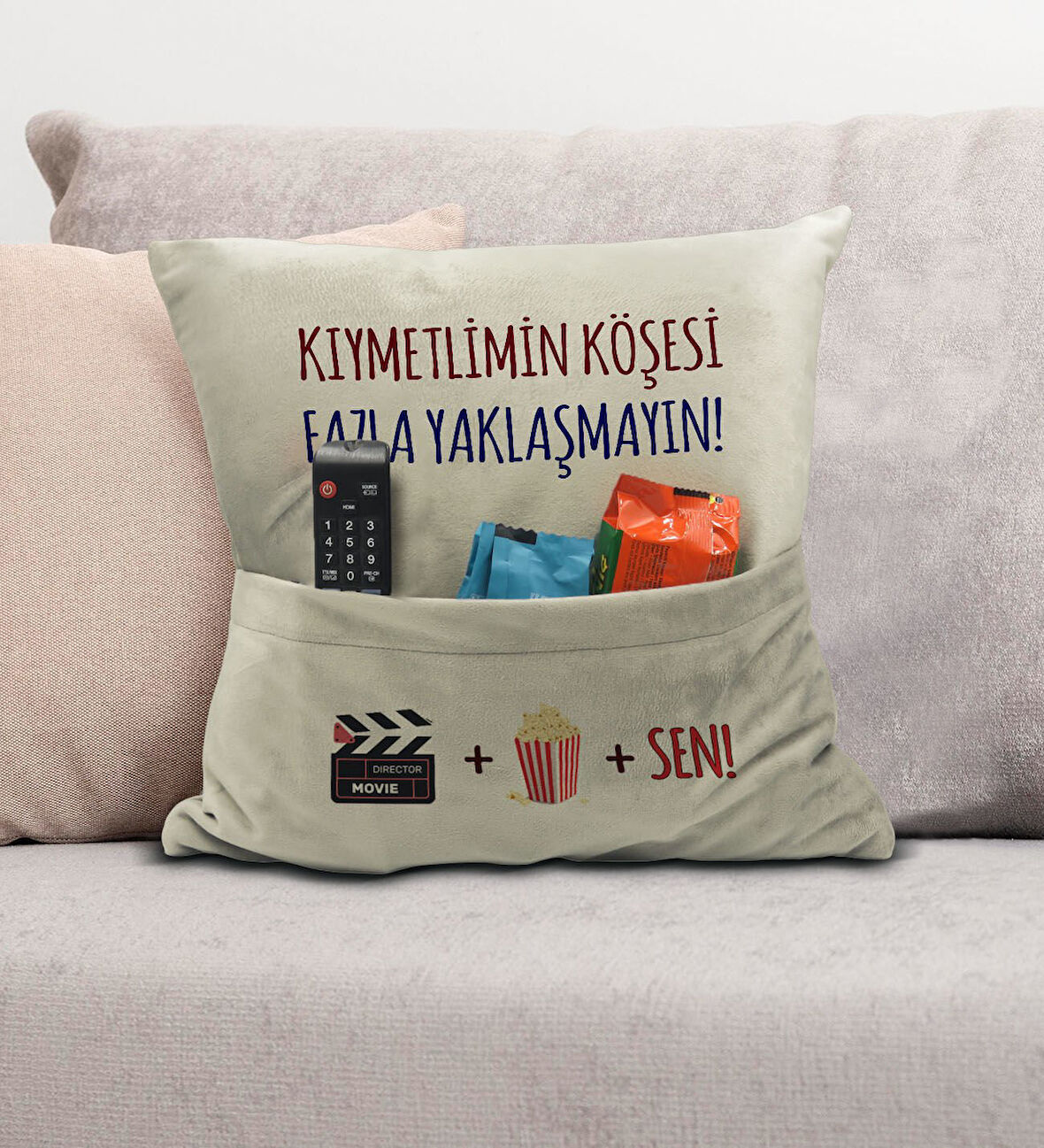 BK Gift Eğlenceli Tasarımlı Organizer Kumanda ve Atıştırmalık Cepli Krem Kırlent Yastık- 9, Ev Dekor