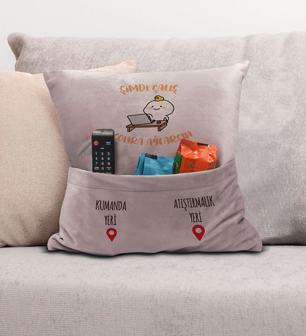 BK Gift Eğlenceli Tasarımlı Organizer Kumanda ve Atıştırmalık Cepli Pembe Kırlent Yastık- 1, Ev Deko