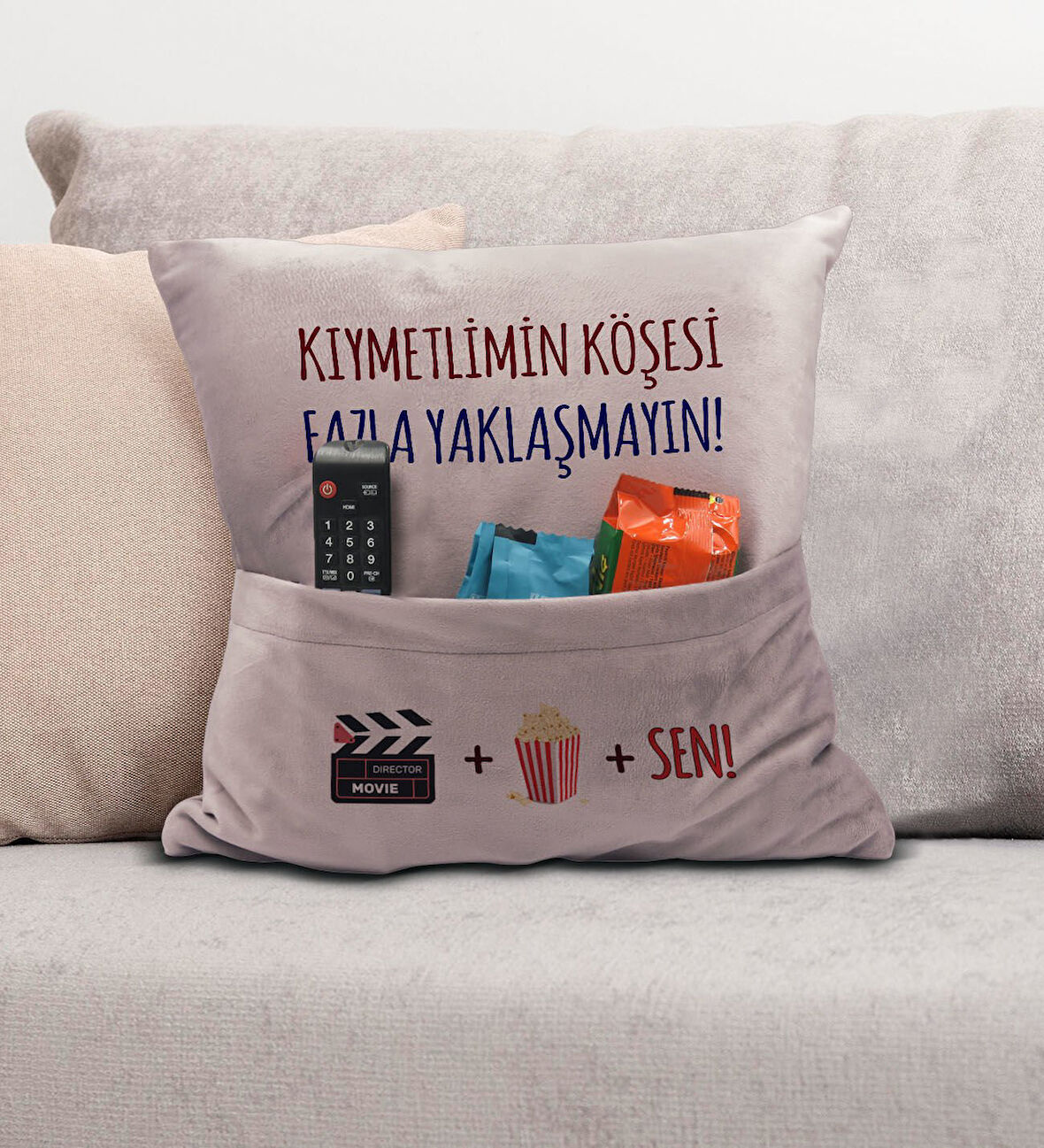 BK Gift Eğlenceli Tasarımlı Organizer Kumanda ve Atıştırmalık Cepli Pembe Kırlent Yastık- 9, Ev Deko