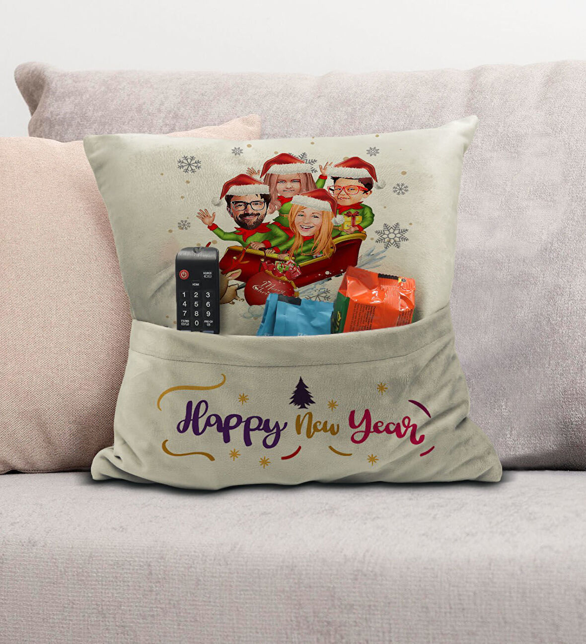 BK Gift Kişiye Özel Yılbaşı Karikatür Tasarımlı Organizer Kumanda ve Atıştırmalık Cepli Krem Kırlent