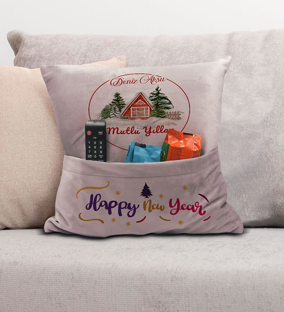 BK Gift Kişiye Özel Yılbaşı Tasarımlı Organizer Kumanda ve Atıştırmalık Cepli Pembe Kırlent Yastık, 