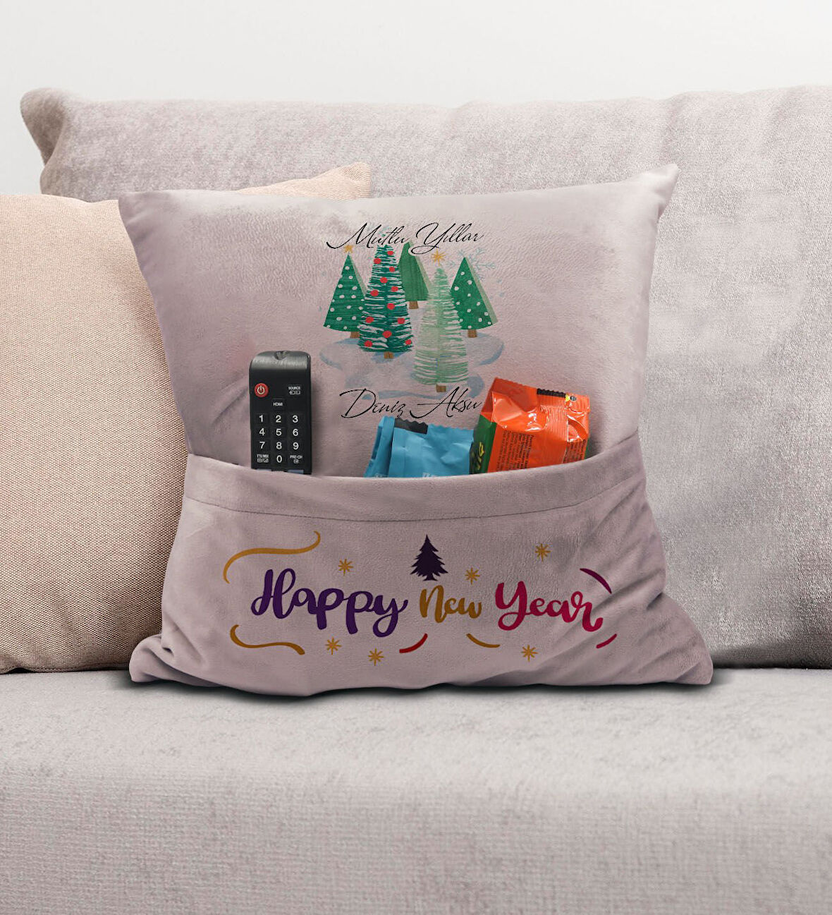 BK Gift Kişiye Özel Yılbaşı Tasarımlı Organizer Kumanda ve Atıştırmalık Cepli Pembe Kırlent Yastık, 