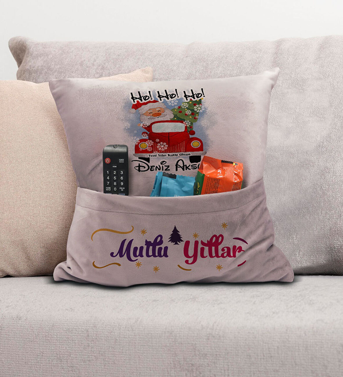 BK Gift Kişiye Özel Yılbaşı Tasarımlı Organizer Kumanda ve Atıştırmalık Cepli Pembe Kırlent Yastık, 
