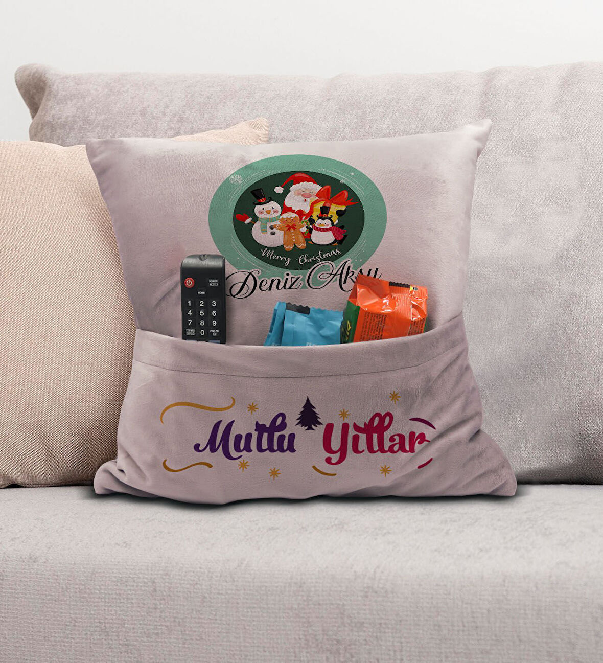 BK Gift Kişiye Özel Yılbaşı Tasarımlı Organizer Kumanda ve Atıştırmalık Cepli Pembe Kırlent Yastık, 