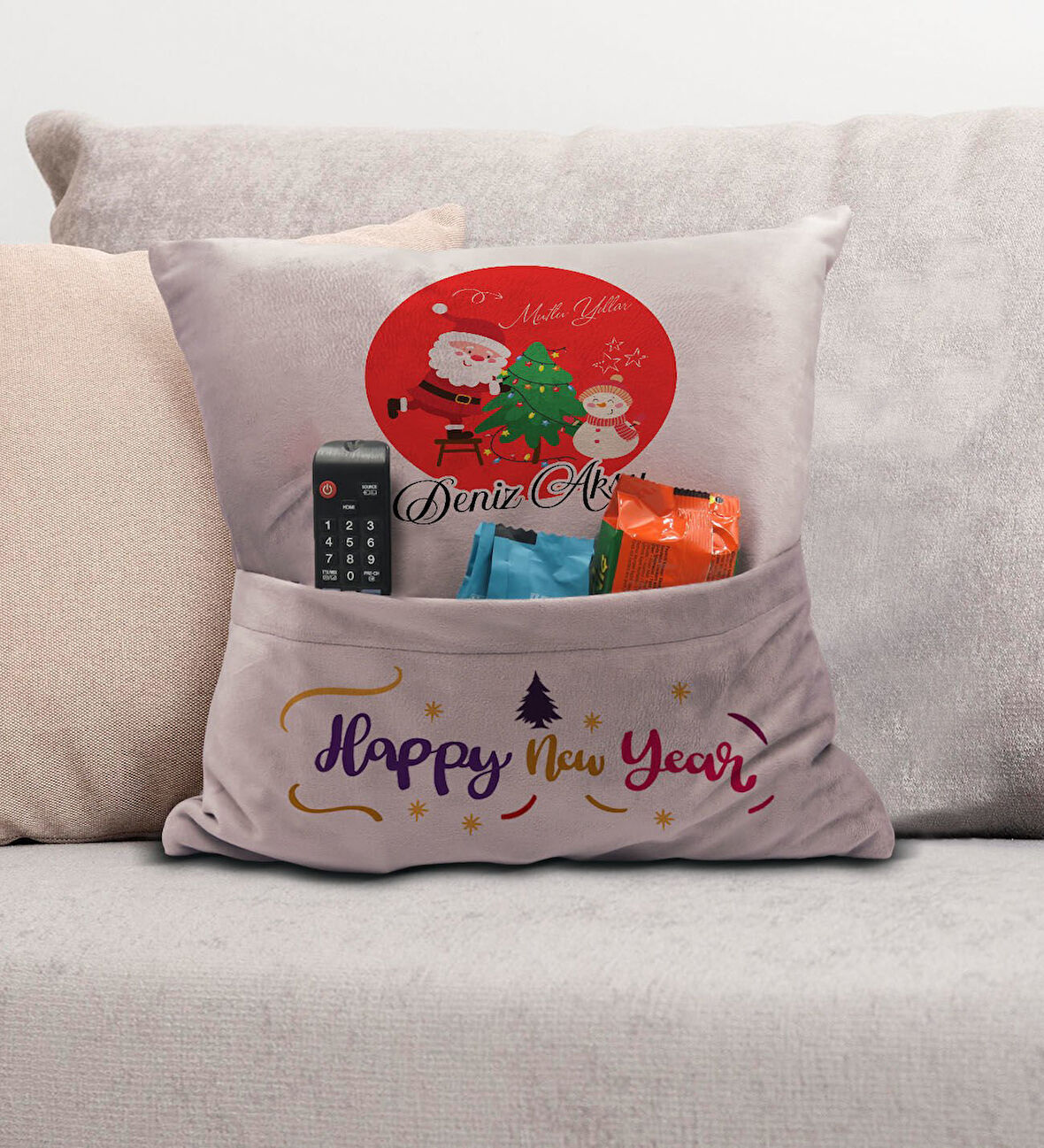 BK Gift Kişiye Özel Yılbaşı Tasarımlı Organizer Kumanda ve Atıştırmalık Cepli Pembe Kırlent Yastık, 