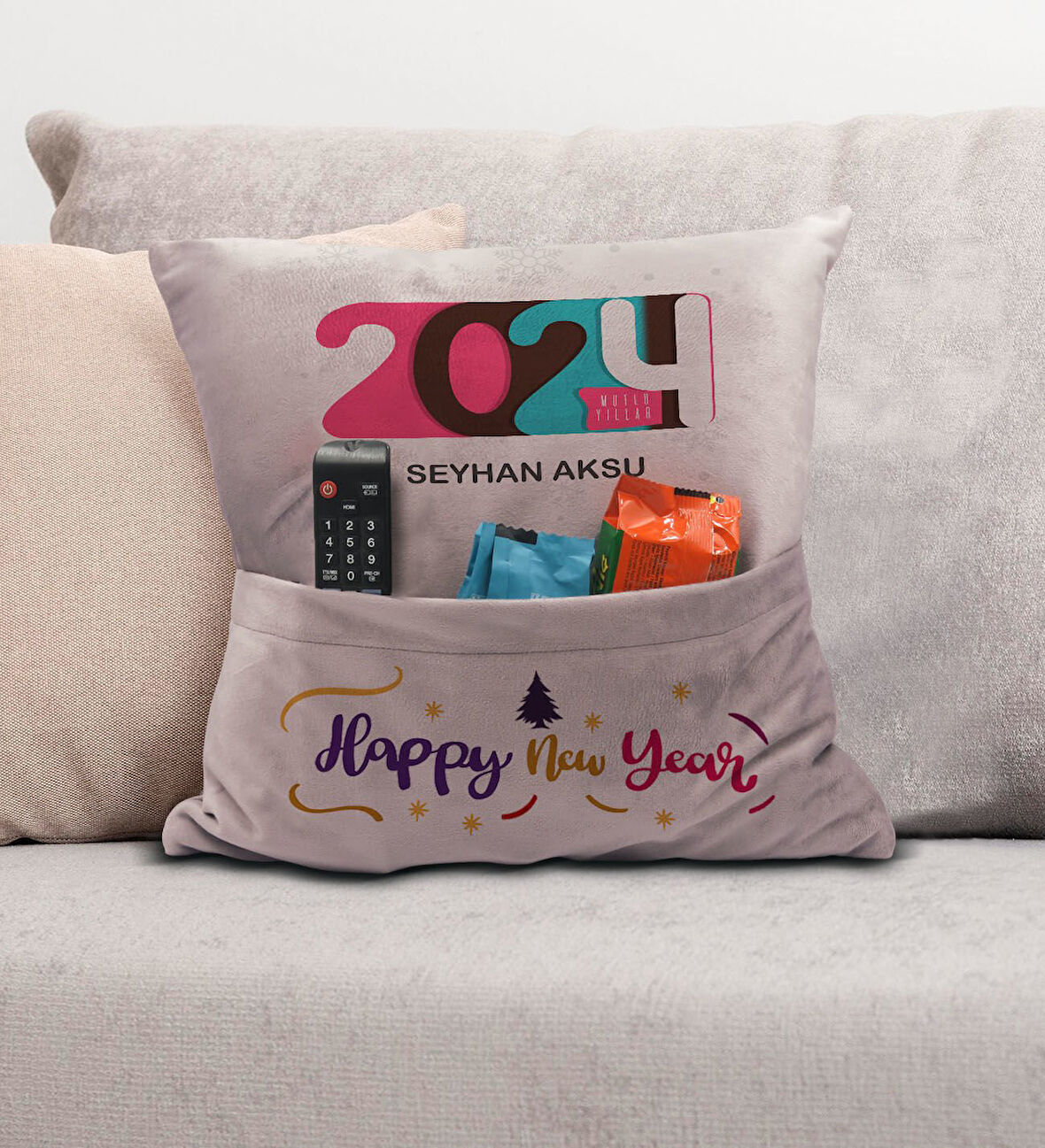 BK Gift Kişiye Özel Yılbaşı Tasarımlı Organizer Kumanda ve Atıştırmalık Cepli Pembe Kırlent Yastık, 