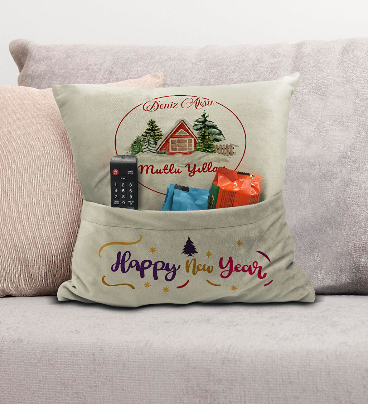 BK Gift Kişiye Özel Yılbaşı Tasarımlı Organizer Kumanda ve Atıştırmalık Cepli Krem Kırlent Yastık, Y