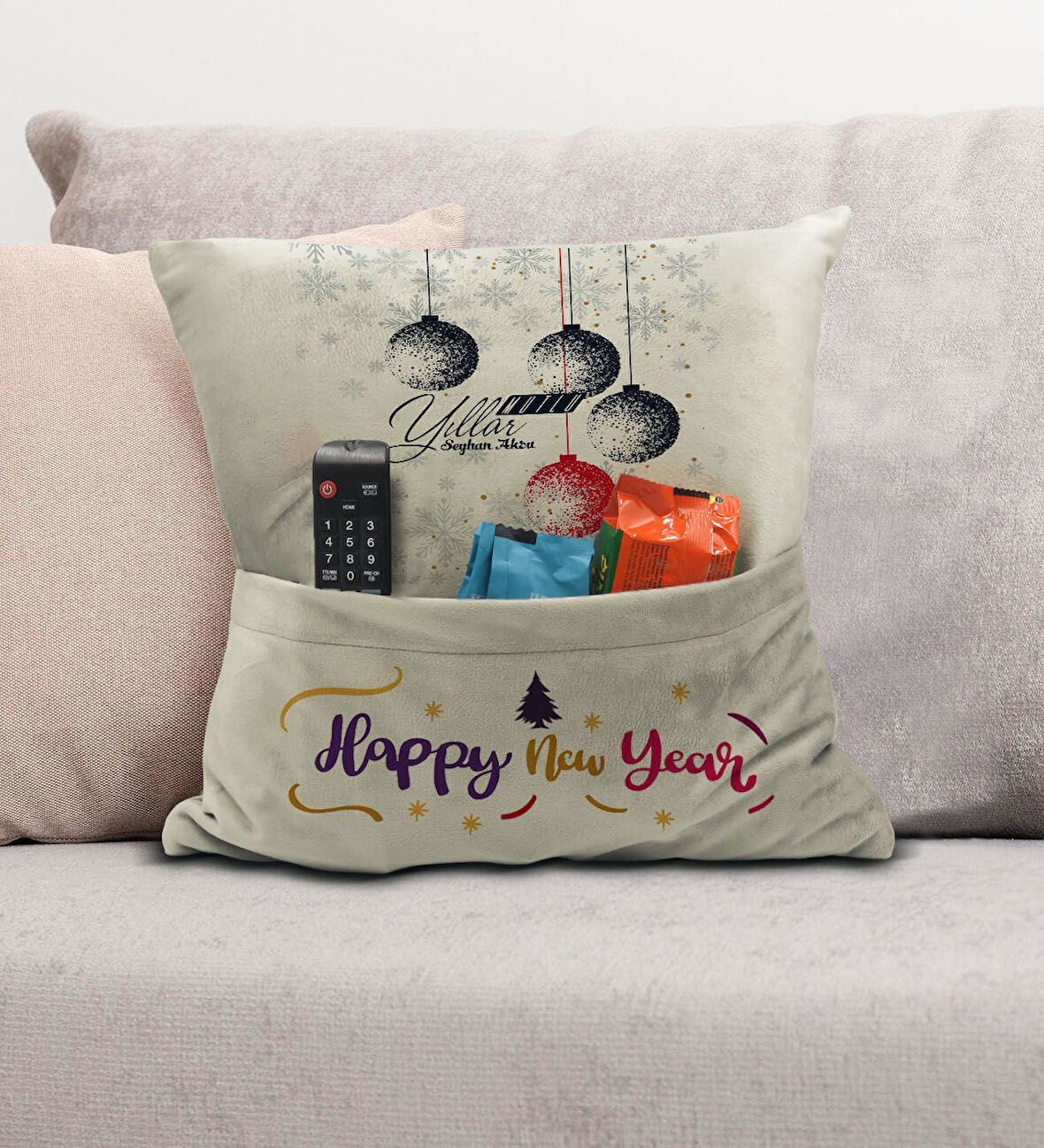BK Gift Kişiye Özel Yılbaşı Tasarımlı Organizer Kumanda ve Atıştırmalık Cepli Krem Kırlent Yastık, Y
