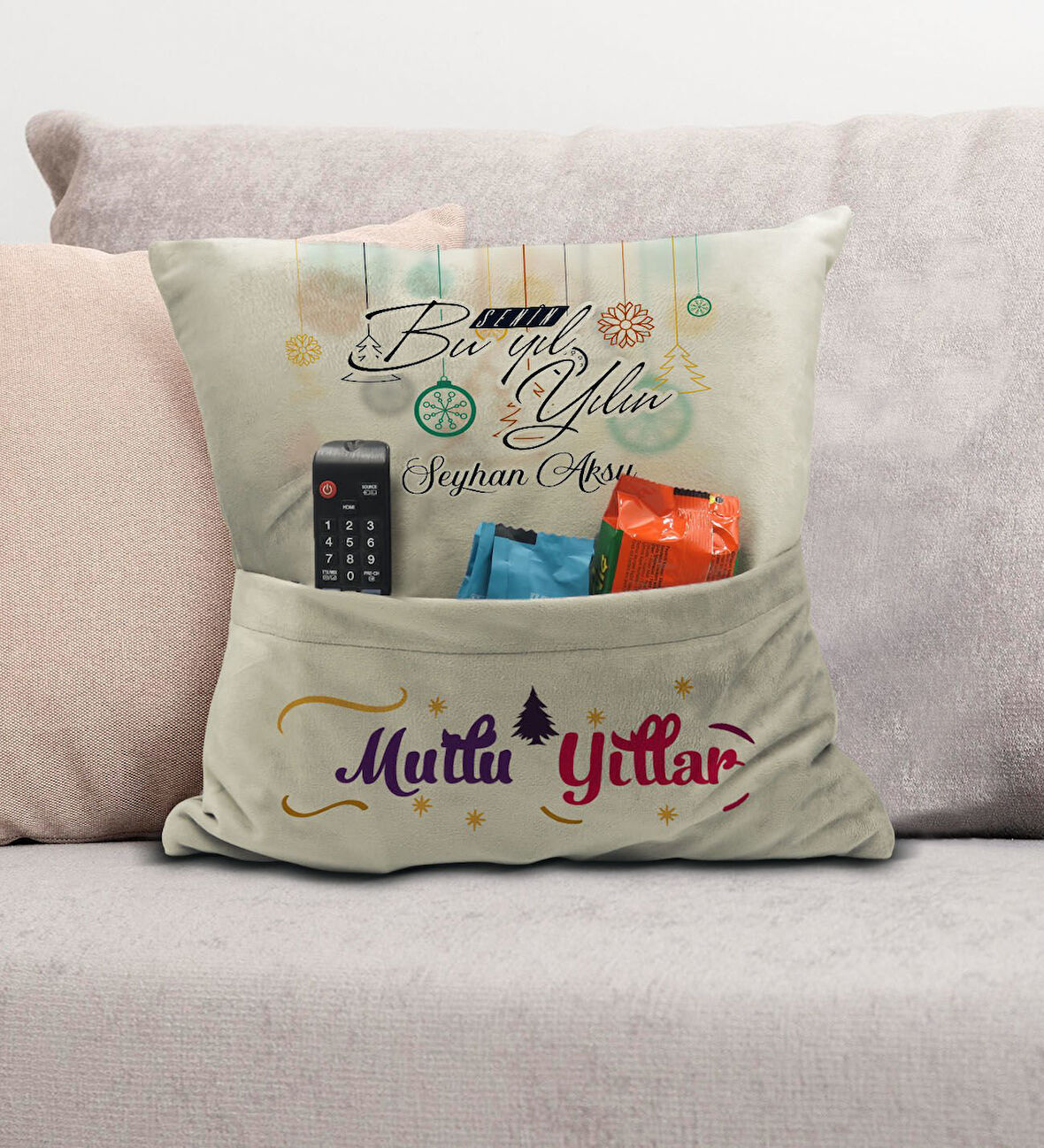 BK Gift Kişiye Özel Yılbaşı Tasarımlı Organizer Kumanda ve Atıştırmalık Cepli Krem Kırlent Yastık, Y