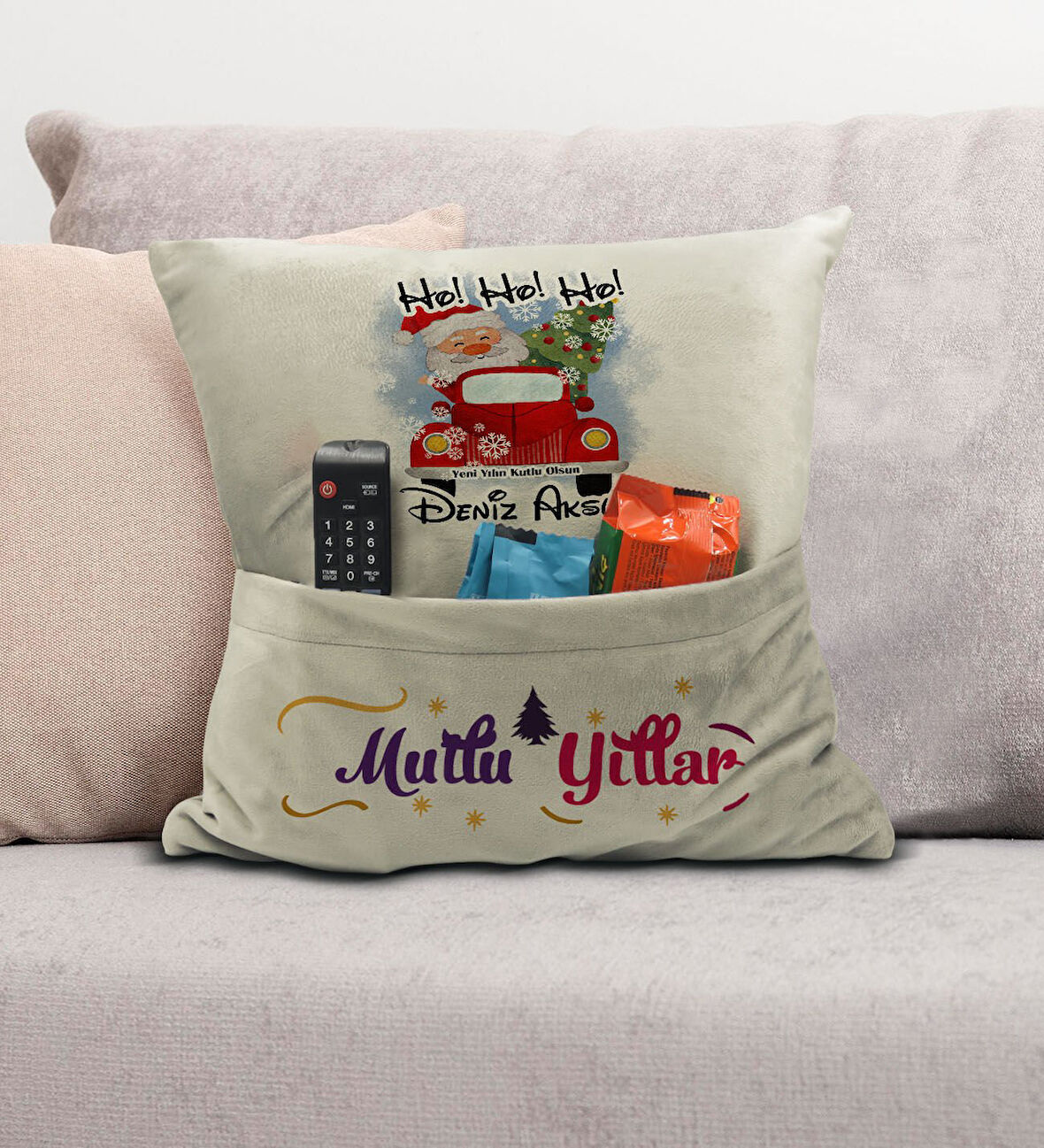 BK Gift Kişiye Özel Yılbaşı Tasarımlı Organizer Kumanda ve Atıştırmalık Cepli Krem Kırlent Yastık, Y