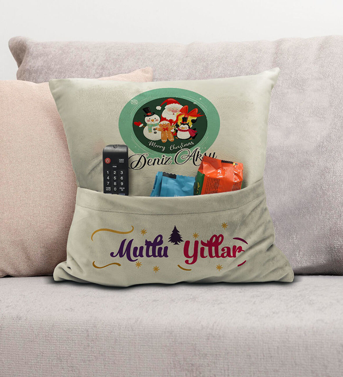 BK Gift Kişiye Özel Yılbaşı Tasarımlı Organizer Kumanda ve Atıştırmalık Cepli Krem Kırlent Yastık, Y