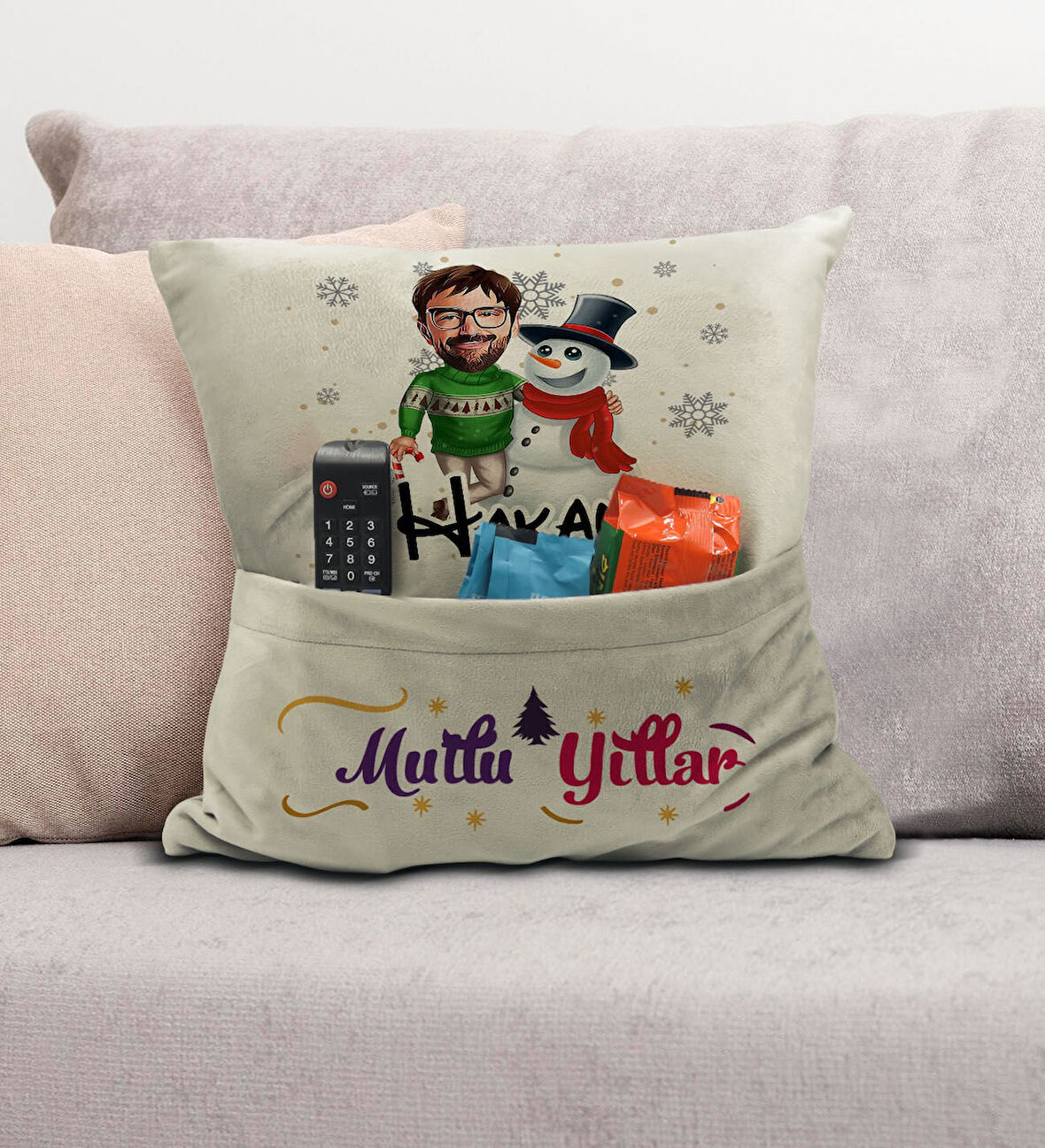 BK Gift Kişiye Özel Yılbaşı Karikatür Tasarımlı Organizer Kumanda ve Atıştırmalık Cepli Krem Kırlent